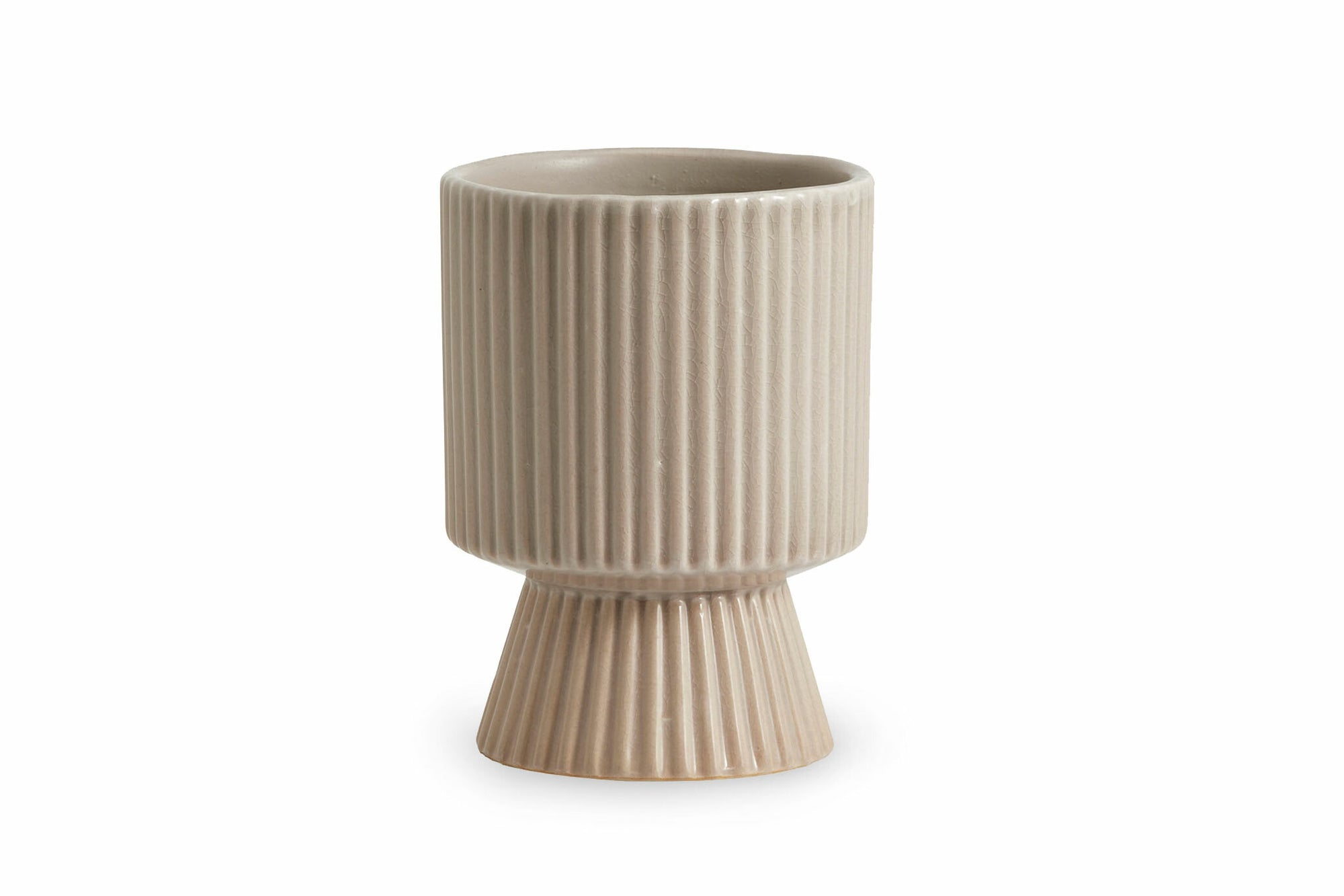 Nordalは、デンマークで1991年に設立されたファミリー経営のインテリアブランドで、北欧の機能美と東洋のスピリチュアルな美意識を融合させたユニークなスタイルで知られています。伝統的な北欧デザインのシンプルさをベースに、インドをはじめとする異国の文化や素材からインスピレーションを得た、温かみと個性にあふれるコレクションを展開しています。いずれも独自性のあるディテールと職人技が光るアイテムばかり。特に、アイアンやウッド、真鍮などを用いた無骨で温もりある質感が特徴で、ナチュラルかつエッジの効いた空間演出が可能です。「人とは違うものを選びたい」「個性的で洗練された暮らしを楽しみたい」といった感度の高いユーザーに選ばれており、注目を集めています。単なる装飾品ではなく、暮らしに深みをもたらすデザインを提案するブランド、それがNordalです。