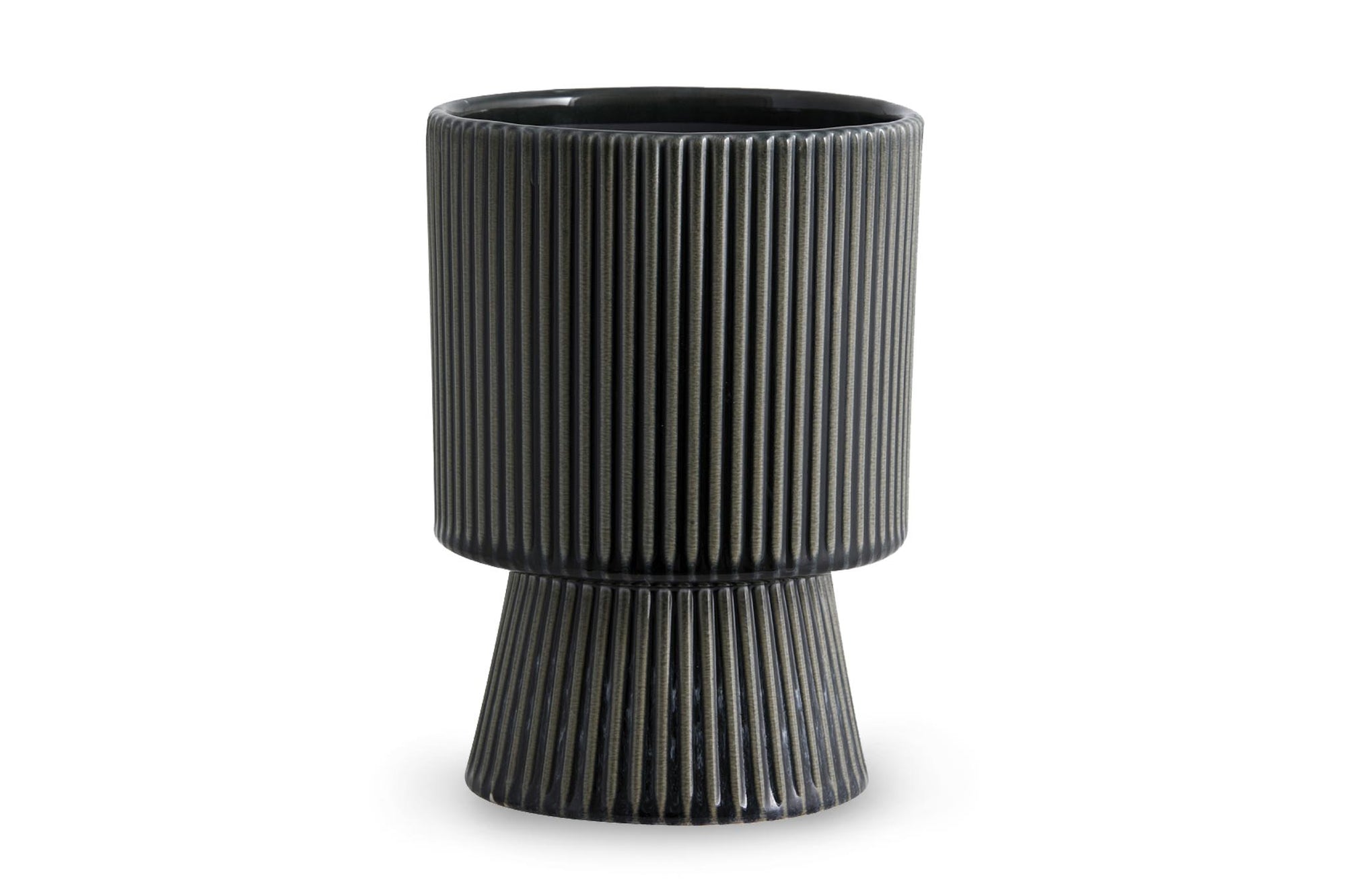 Nordalは、デンマークで1991年に設立されたファミリー経営のインテリアブランドで、北欧の機能美と東洋のスピリチュアルな美意識を融合させたユニークなスタイルで知られています。伝統的な北欧デザインのシンプルさをベースに、インドをはじめとする異国の文化や素材からインスピレーションを得た、温かみと個性にあふれるコレクションを展開しています。いずれも独自性のあるディテールと職人技が光るアイテムばかり。特に、アイアンやウッド、真鍮などを用いた無骨で温もりある質感が特徴で、ナチュラルかつエッジの効いた空間演出が可能です。「人とは違うものを選びたい」「個性的で洗練された暮らしを楽しみたい」といった感度の高いユーザーに選ばれており、注目を集めています。単なる装飾品ではなく、暮らしに深みをもたらすデザインを提案するブランド、それがNordalです。