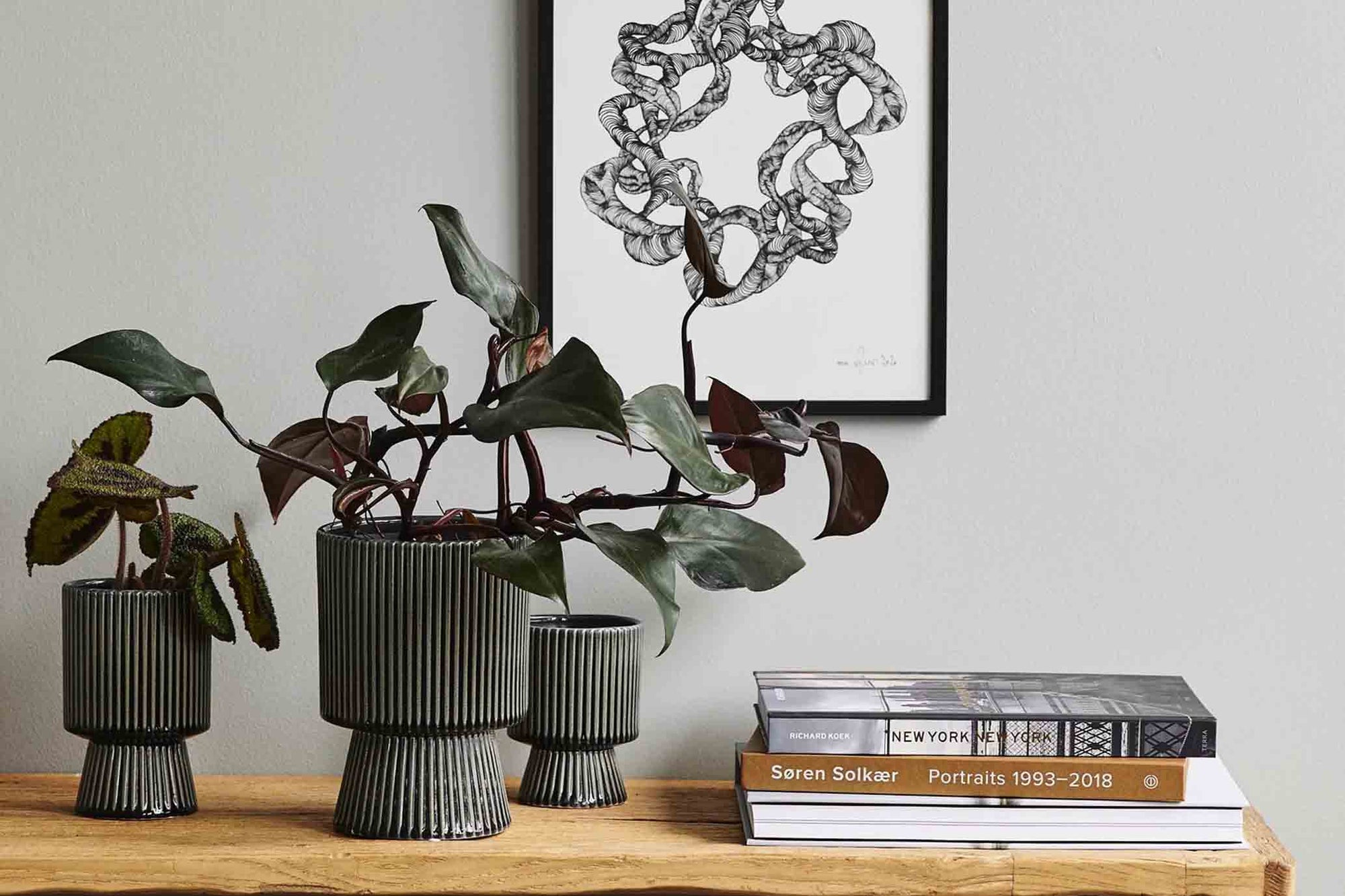 Nordalは、デンマークで1991年に設立されたファミリー経営のインテリアブランドで、北欧の機能美と東洋のスピリチュアルな美意識を融合させたユニークなスタイルで知られています。伝統的な北欧デザインのシンプルさをベースに、インドをはじめとする異国の文化や素材からインスピレーションを得た、温かみと個性にあふれるコレクションを展開しています。いずれも独自性のあるディテールと職人技が光るアイテムばかり。特に、アイアンやウッド、真鍮などを用いた無骨で温もりある質感が特徴で、ナチュラルかつエッジの効いた空間演出が可能です。「人とは違うものを選びたい」「個性的で洗練された暮らしを楽しみたい」といった感度の高いユーザーに選ばれており、注目を集めています。単なる装飾品ではなく、暮らしに深みをもたらすデザインを提案するブランド、それがNordalです。