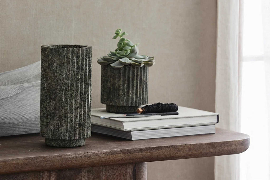 Nordalはデンマークのインテリアデザインブランドで、3人の兄弟「Signe」「Mads」「Emil」によって運営されている家族経営のブランドです。彼らはデザイン、ディテール、素材に対する理解を共有し、家とそこに住む人々の物語を伝えるデザインの作成に取り組んでいます。