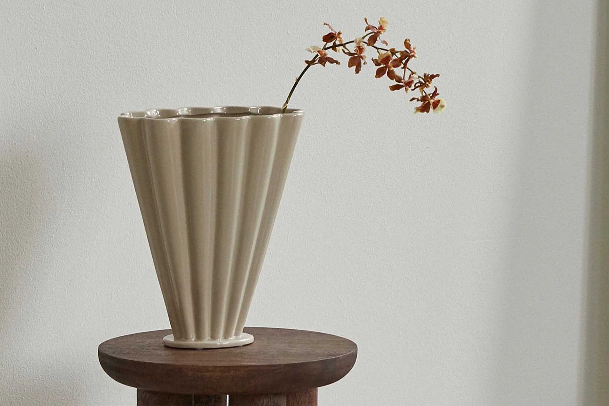 Nordalは、デンマークで1991年に設立されたファミリー経営のインテリアブランドで、北欧の機能美と東洋のスピリチュアルな美意識を融合させたユニークなスタイルで知られています。伝統的な北欧デザインのシンプルさをベースに、インドをはじめとする異国の文化や素材からインスピレーションを得た、温かみと個性にあふれるコレクションを展開しています。いずれも独自性のあるディテールと職人技が光るアイテムばかり。特に、アイアンやウッド、真鍮などを用いた無骨で温もりある質感が特徴で、ナチュラルかつエッジの効いた空間演出が可能です。「人とは違うものを選びたい」「個性的で洗練された暮らしを楽しみたい」といった感度の高いユーザーに選ばれており、注目を集めています。単なる装飾品ではなく、暮らしに深みをもたらすデザインを提案するブランド、それがNordalです。