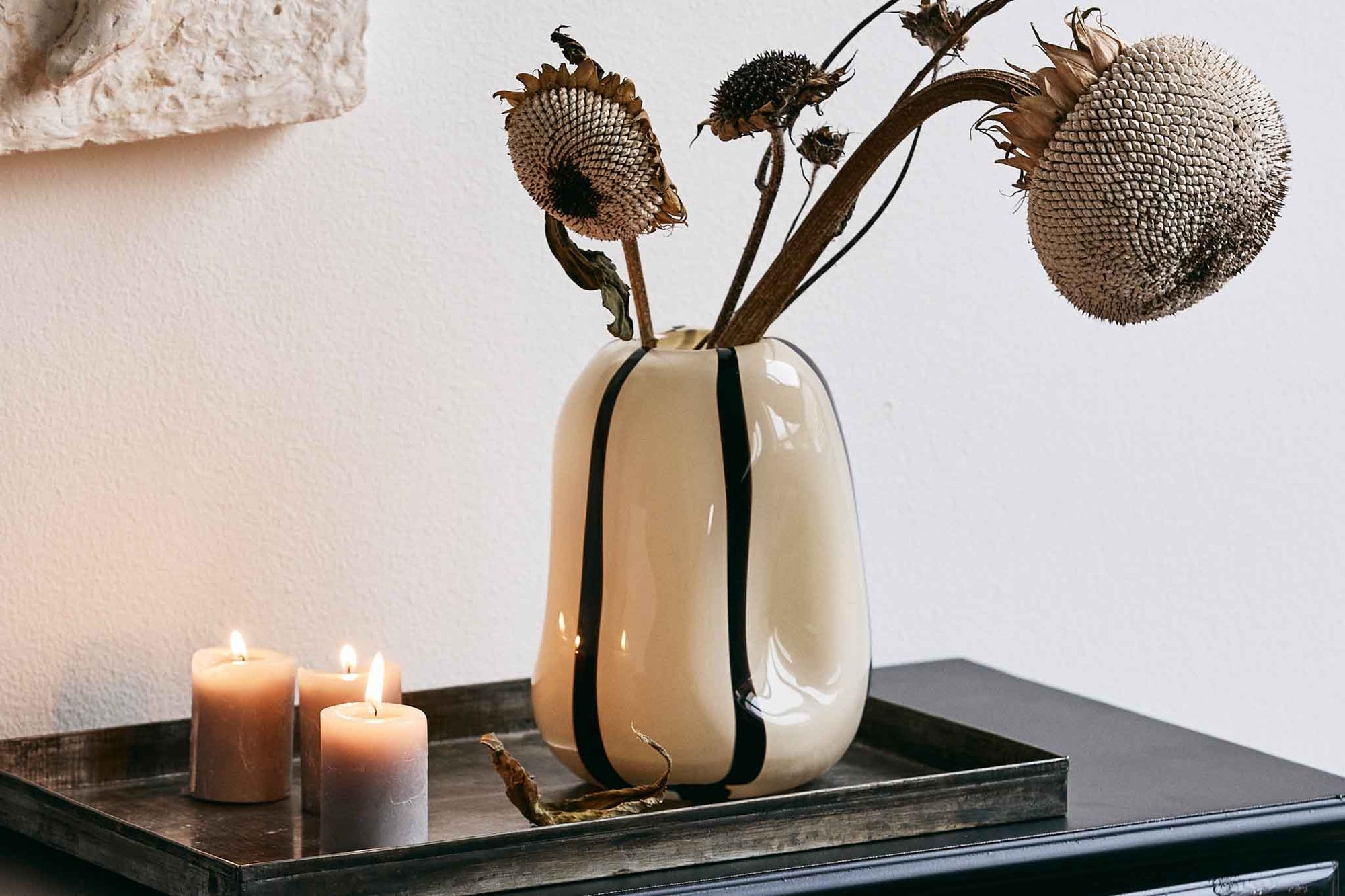 Nordalは、デンマークで1991年に設立されたファミリー経営のインテリアブランドで、北欧の機能美と東洋のスピリチュアルな美意識を融合させたユニークなスタイルで知られています。伝統的な北欧デザインのシンプルさをベースに、インドをはじめとする異国の文化や素材からインスピレーションを得た、温かみと個性にあふれるコレクションを展開しています。いずれも独自性のあるディテールと職人技が光るアイテムばかり。特に、アイアンやウッド、真鍮などを用いた無骨で温もりある質感が特徴で、ナチュラルかつエッジの効いた空間演出が可能です。「人とは違うものを選びたい」「個性的で洗練された暮らしを楽しみたい」といった感度の高いユーザーに選ばれており、注目を集めています。単なる装飾品ではなく、暮らしに深みをもたらすデザインを提案するブランド、それがNordalです。