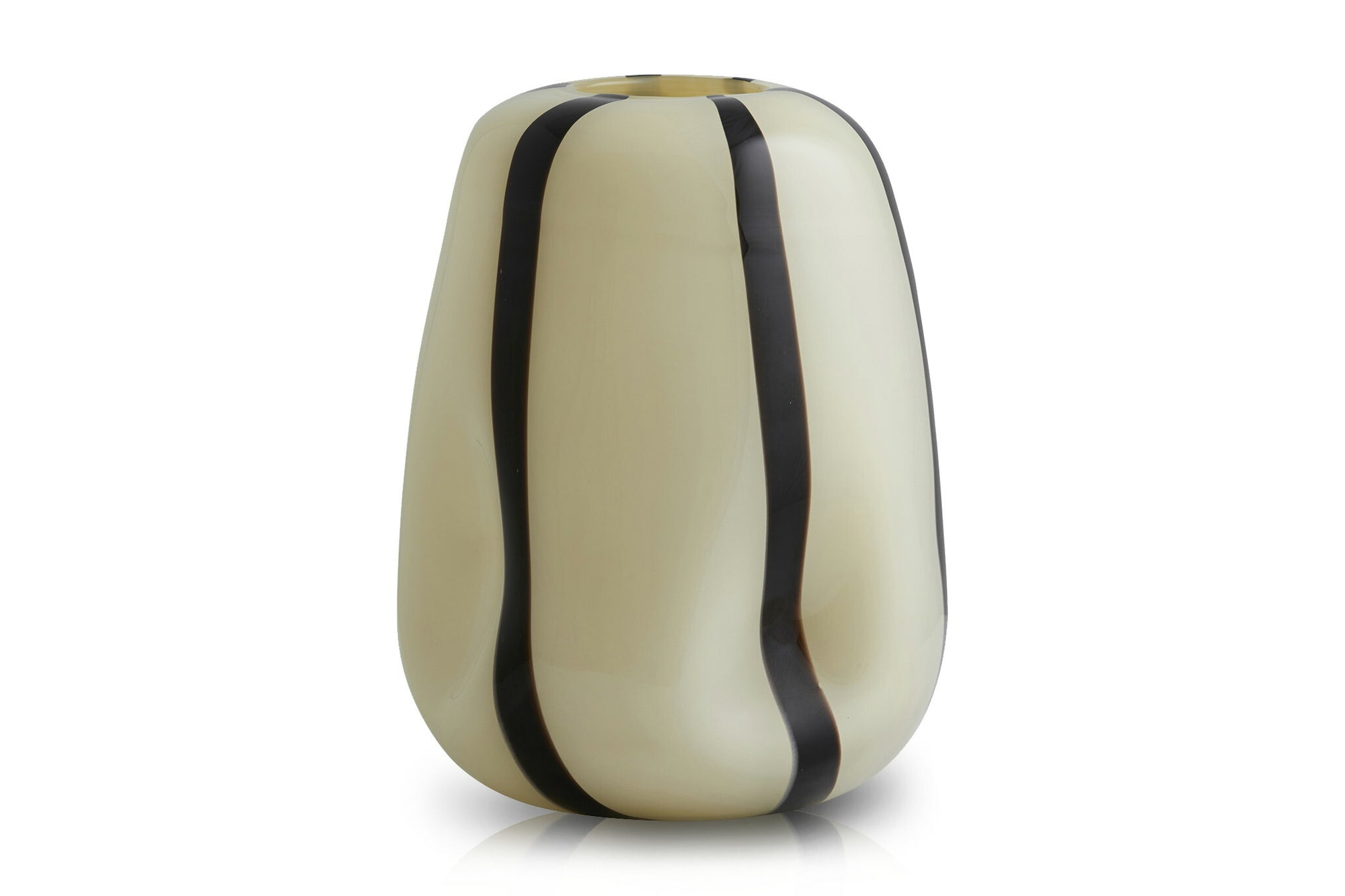 Nordalは、デンマークで1991年に設立されたファミリー経営のインテリアブランドで、北欧の機能美と東洋のスピリチュアルな美意識を融合させたユニークなスタイルで知られています。伝統的な北欧デザインのシンプルさをベースに、インドをはじめとする異国の文化や素材からインスピレーションを得た、温かみと個性にあふれるコレクションを展開しています。いずれも独自性のあるディテールと職人技が光るアイテムばかり。特に、アイアンやウッド、真鍮などを用いた無骨で温もりある質感が特徴で、ナチュラルかつエッジの効いた空間演出が可能です。「人とは違うものを選びたい」「個性的で洗練された暮らしを楽しみたい」といった感度の高いユーザーに選ばれており、注目を集めています。単なる装飾品ではなく、暮らしに深みをもたらすデザインを提案するブランド、それがNordalです。