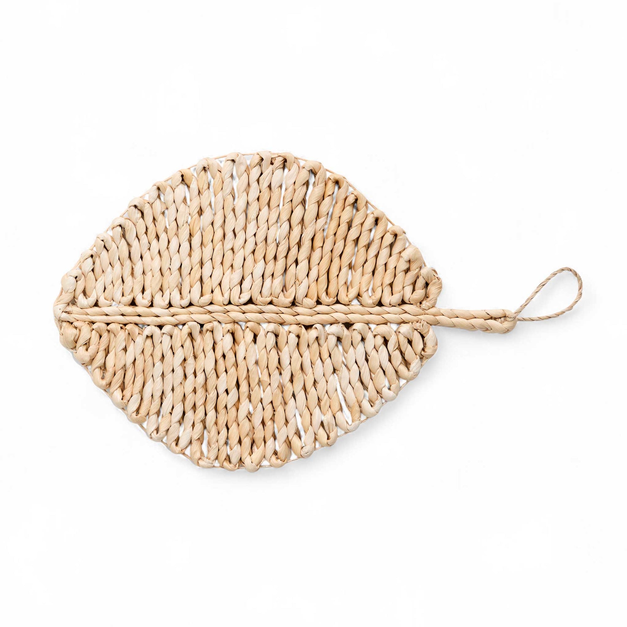 Nordalは、デンマークで1991年に設立されたファミリー経営のインテリアブランドで、北欧の機能美と東洋のスピリチュアルな美意識を融合させたユニークなスタイルで知られています。伝統的な北欧デザインのシンプルさをベースに、インドをはじめとする異国の文化や素材からインスピレーションを得た、温かみと個性にあふれるコレクションを展開しています。いずれも独自性のあるディテールと職人技が光るアイテムばかり。特に、アイアンやウッド、真鍮などを用いた無骨で温もりある質感が特徴で、ナチュラルかつエッジの効いた空間演出が可能です。「人とは違うものを選びたい」「個性的で洗練された暮らしを楽しみたい」といった感度の高いユーザーに選ばれており、注目を集めています。単なる装飾品ではなく、暮らしに深みをもたらすデザインを提案するブランド、それがNordalです。