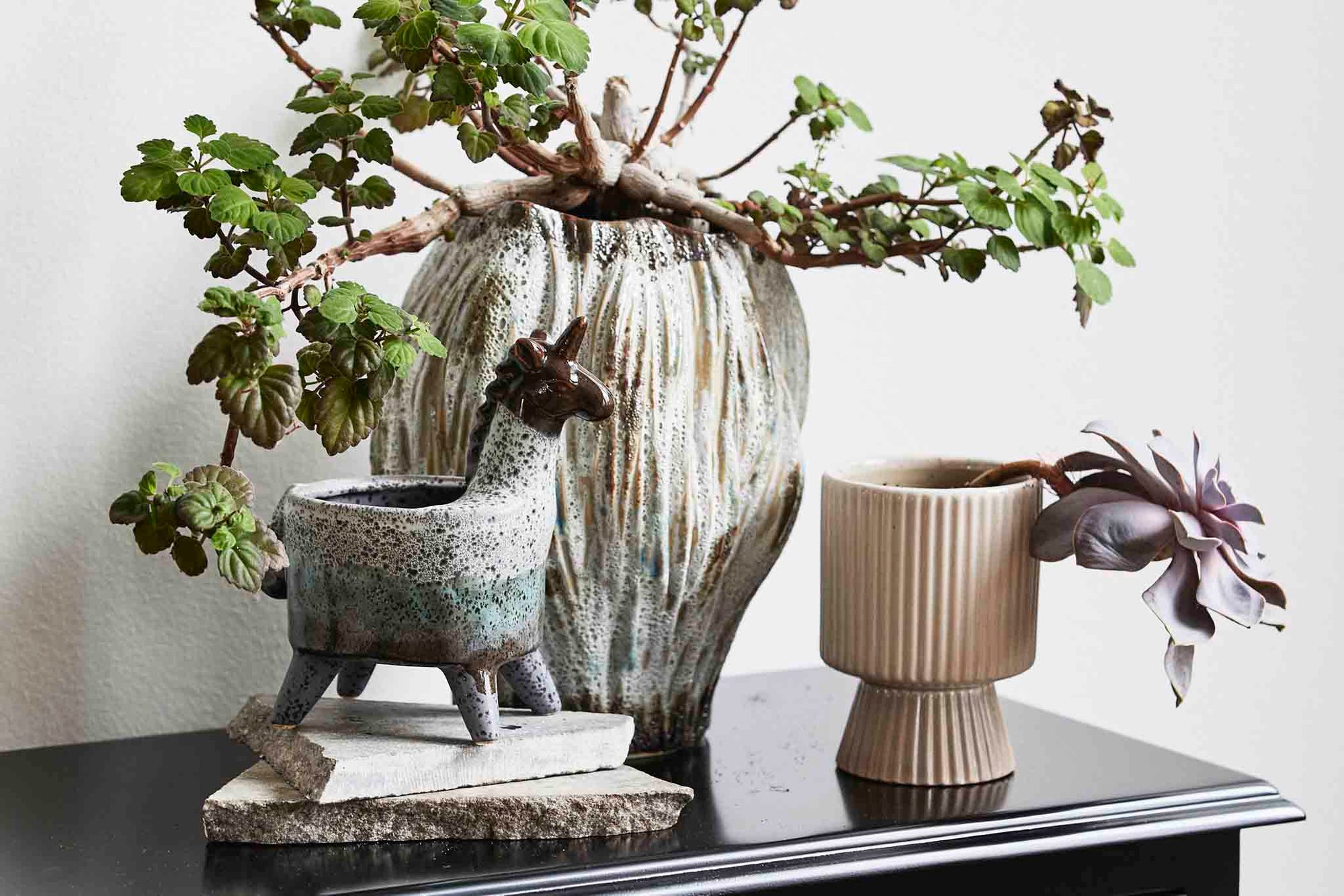 Nordalは、デンマークで1991年に設立されたファミリー経営のインテリアブランドで、北欧の機能美と東洋のスピリチュアルな美意識を融合させたユニークなスタイルで知られています。伝統的な北欧デザインのシンプルさをベースに、インドをはじめとする異国の文化や素材からインスピレーションを得た、温かみと個性にあふれるコレクションを展開しています。いずれも独自性のあるディテールと職人技が光るアイテムばかり。特に、アイアンやウッド、真鍮などを用いた無骨で温もりある質感が特徴で、ナチュラルかつエッジの効いた空間演出が可能です。「人とは違うものを選びたい」「個性的で洗練された暮らしを楽しみたい」といった感度の高いユーザーに選ばれており、注目を集めています。単なる装飾品ではなく、暮らしに深みをもたらすデザインを提案するブランド、それがNordalです。