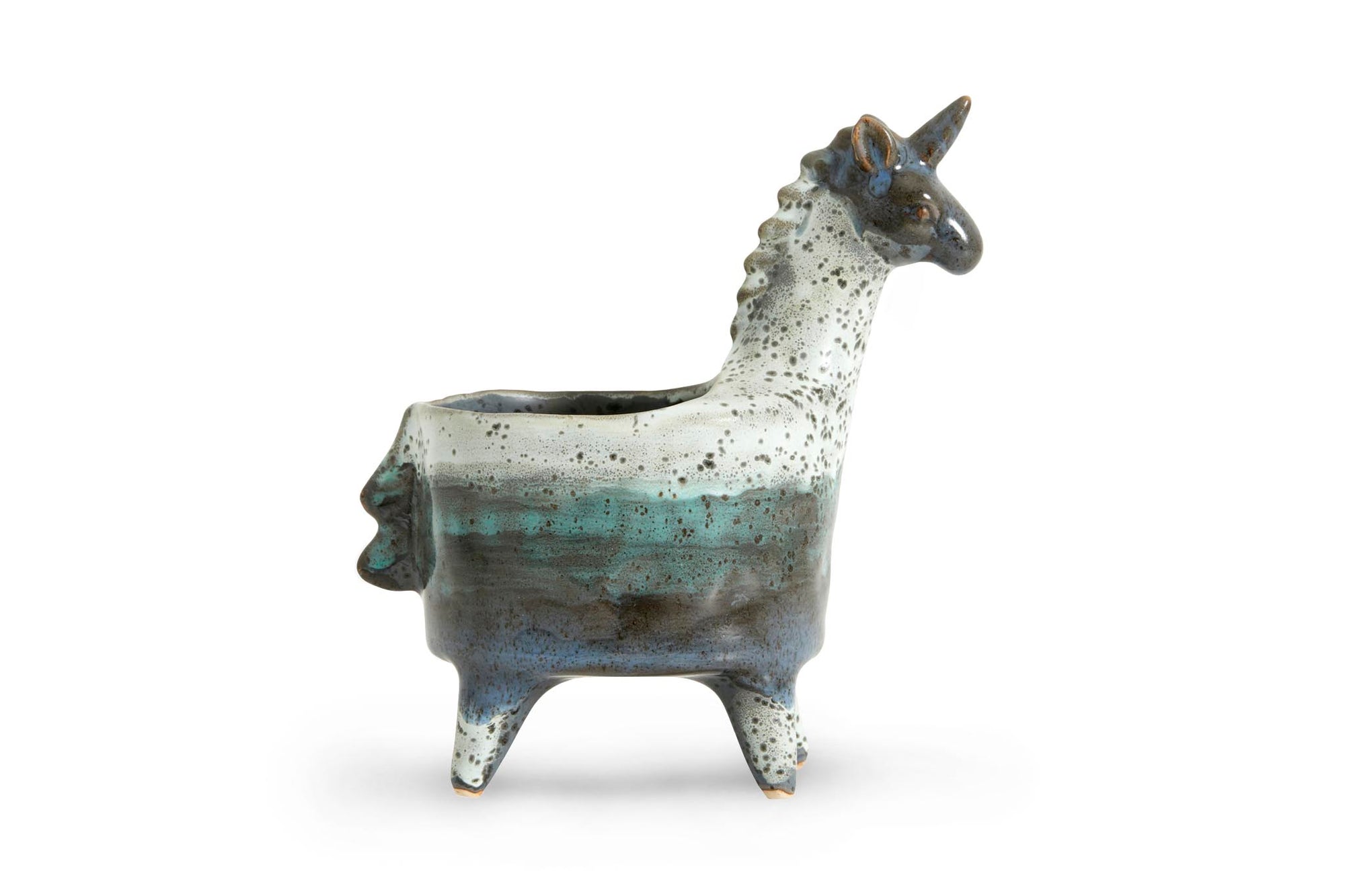 Nordalは、デンマークで1991年に設立されたファミリー経営のインテリアブランドで、北欧の機能美と東洋のスピリチュアルな美意識を融合させたユニークなスタイルで知られています。伝統的な北欧デザインのシンプルさをベースに、インドをはじめとする異国の文化や素材からインスピレーションを得た、温かみと個性にあふれるコレクションを展開しています。いずれも独自性のあるディテールと職人技が光るアイテムばかり。特に、アイアンやウッド、真鍮などを用いた無骨で温もりある質感が特徴で、ナチュラルかつエッジの効いた空間演出が可能です。「人とは違うものを選びたい」「個性的で洗練された暮らしを楽しみたい」といった感度の高いユーザーに選ばれており、注目を集めています。単なる装飾品ではなく、暮らしに深みをもたらすデザインを提案するブランド、それがNordalです。