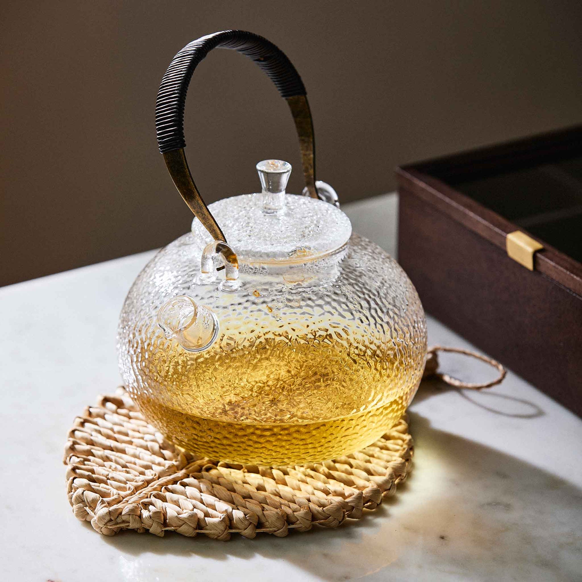 Nordalは、デンマークで1991年に設立されたファミリー経営のインテリアブランドで、北欧の機能美と東洋のスピリチュアルな美意識を融合させたユニークなスタイルで知られています。伝統的な北欧デザインのシンプルさをベースに、インドをはじめとする異国の文化や素材からインスピレーションを得た、温かみと個性にあふれるコレクションを展開しています。いずれも独自性のあるディテールと職人技が光るアイテムばかり。特に、アイアンやウッド、真鍮などを用いた無骨で温もりある質感が特徴で、ナチュラルかつエッジの効いた空間演出が可能です。「人とは違うものを選びたい」「個性的で洗練された暮らしを楽しみたい」といった感度の高いユーザーに選ばれており、注目を集めています。単なる装飾品ではなく、暮らしに深みをもたらすデザインを提案するブランド、それがNordalです。