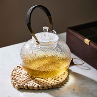 Nordalは、デンマークで1991年に設立されたファミリー経営のインテリアブランドで、北欧の機能美と東洋のスピリチュアルな美意識を融合させたユニークなスタイルで知られています。伝統的な北欧デザインのシンプルさをベースに、インドをはじめとする異国の文化や素材からインスピレーションを得た、温かみと個性にあふれるコレクションを展開しています。いずれも独自性のあるディテールと職人技が光るアイテムばかり。特に、アイアンやウッド、真鍮などを用いた無骨で温もりある質感が特徴で、ナチュラルかつエッジの効いた空間演出が可能です。「人とは違うものを選びたい」「個性的で洗練された暮らしを楽しみたい」といった感度の高いユーザーに選ばれており、注目を集めています。単なる装飾品ではなく、暮らしに深みをもたらすデザインを提案するブランド、それがNordalです。