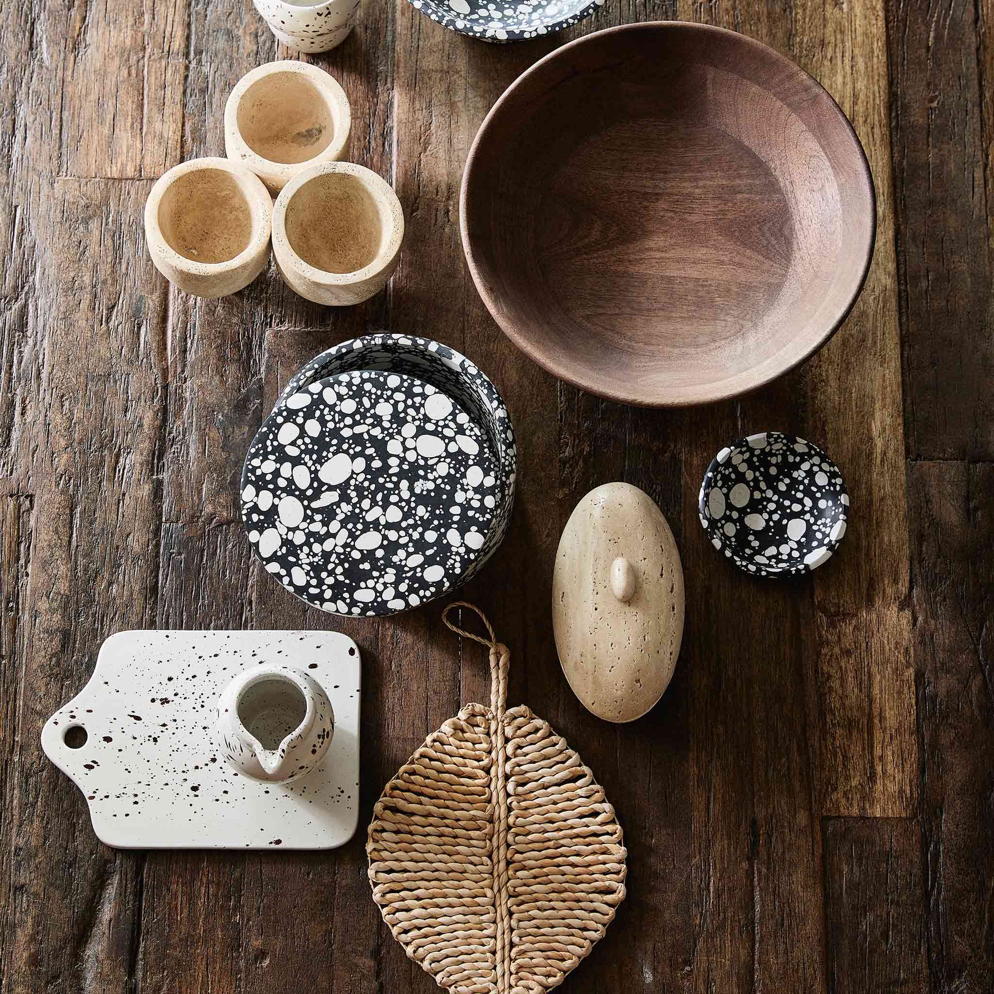 Nordalは、デンマークで1991年に設立されたファミリー経営のインテリアブランドで、北欧の機能美と東洋のスピリチュアルな美意識を融合させたユニークなスタイルで知られています。伝統的な北欧デザインのシンプルさをベースに、インドをはじめとする異国の文化や素材からインスピレーションを得た、温かみと個性にあふれるコレクションを展開しています。いずれも独自性のあるディテールと職人技が光るアイテムばかり。特に、アイアンやウッド、真鍮などを用いた無骨で温もりある質感が特徴で、ナチュラルかつエッジの効いた空間演出が可能です。「人とは違うものを選びたい」「個性的で洗練された暮らしを楽しみたい」といった感度の高いユーザーに選ばれており、注目を集めています。単なる装飾品ではなく、暮らしに深みをもたらすデザインを提案するブランド、それがNordalです。