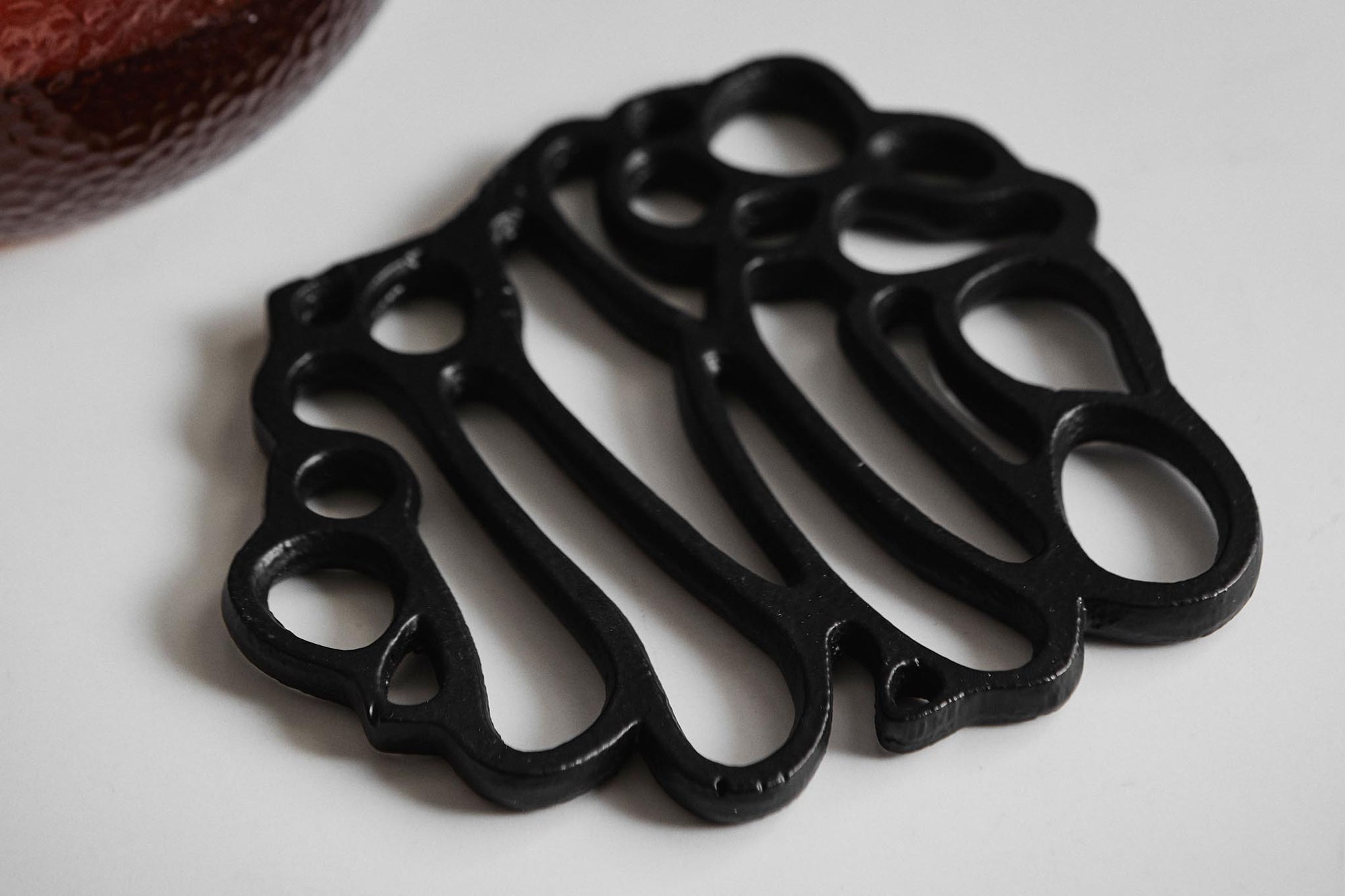 Nordalは、デンマークで1991年に設立されたファミリー経営のインテリアブランドで、北欧の機能美と東洋のスピリチュアルな美意識を融合させたユニークなスタイルで知られています。伝統的な北欧デザインのシンプルさをベースに、インドをはじめとする異国の文化や素材からインスピレーションを得た、温かみと個性にあふれるコレクションを展開しています。いずれも独自性のあるディテールと職人技が光るアイテムばかり。特に、アイアンやウッド、真鍮などを用いた無骨で温もりある質感が特徴で、ナチュラルかつエッジの効いた空間演出が可能です。「人とは違うものを選びたい」「個性的で洗練された暮らしを楽しみたい」といった感度の高いユーザーに選ばれており、注目を集めています。単なる装飾品ではなく、暮らしに深みをもたらすデザインを提案するブランド、それがNordalです。