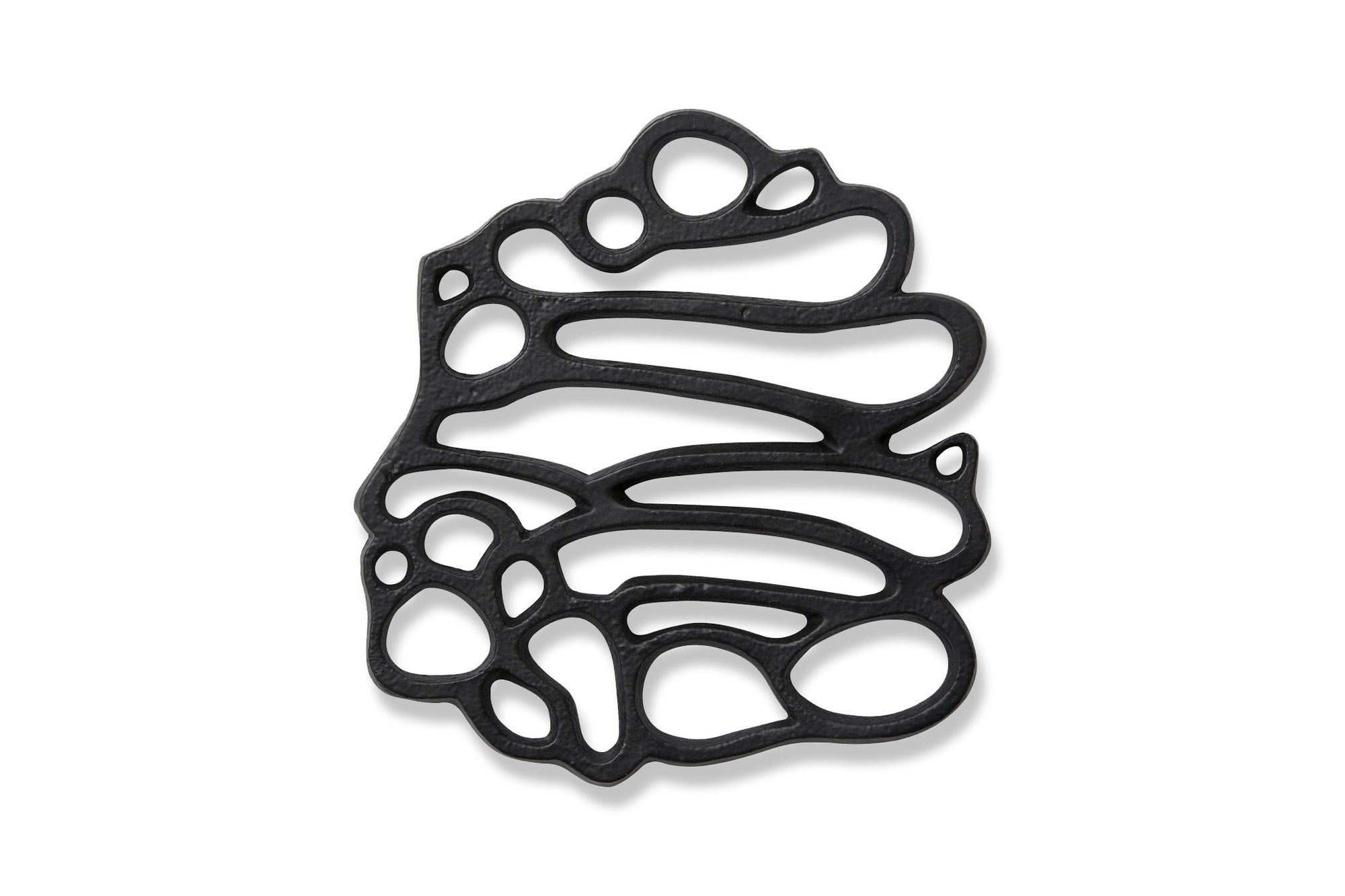 Nordalは、デンマークで1991年に設立されたファミリー経営のインテリアブランドで、北欧の機能美と東洋のスピリチュアルな美意識を融合させたユニークなスタイルで知られています。伝統的な北欧デザインのシンプルさをベースに、インドをはじめとする異国の文化や素材からインスピレーションを得た、温かみと個性にあふれるコレクションを展開しています。いずれも独自性のあるディテールと職人技が光るアイテムばかり。特に、アイアンやウッド、真鍮などを用いた無骨で温もりある質感が特徴で、ナチュラルかつエッジの効いた空間演出が可能です。「人とは違うものを選びたい」「個性的で洗練された暮らしを楽しみたい」といった感度の高いユーザーに選ばれており、注目を集めています。単なる装飾品ではなく、暮らしに深みをもたらすデザインを提案するブランド、それがNordalです。