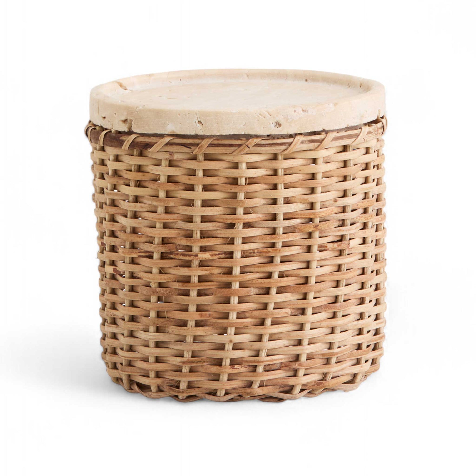 Nordalは、デンマークで1991年に設立されたファミリー経営のインテリアブランドで、北欧の機能美と東洋のスピリチュアルな美意識を融合させたユニークなスタイルで知られています。伝統的な北欧デザインのシンプルさをベースに、インドをはじめとする異国の文化や素材からインスピレーションを得た、温かみと個性にあふれるコレクションを展開しています。いずれも独自性のあるディテールと職人技が光るアイテムばかり。特に、アイアンやウッド、真鍮などを用いた無骨で温もりある質感が特徴で、ナチュラルかつエッジの効いた空間演出が可能です。「人とは違うものを選びたい」「個性的で洗練された暮らしを楽しみたい」といった感度の高いユーザーに選ばれており、注目を集めています。単なる装飾品ではなく、暮らしに深みをもたらすデザインを提案するブランド、それがNordalです。