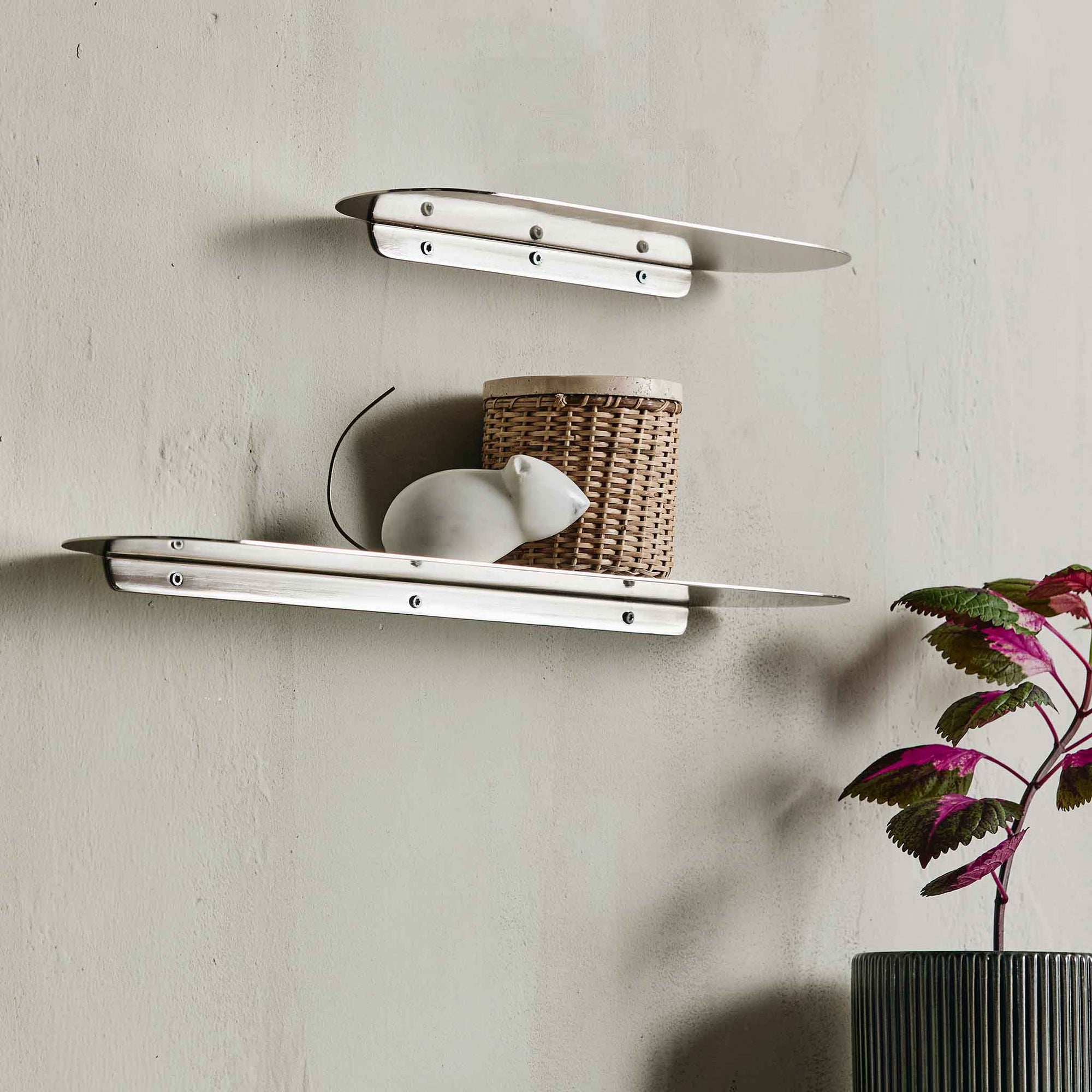 Nordalは、デンマークで1991年に設立されたファミリー経営のインテリアブランドで、北欧の機能美と東洋のスピリチュアルな美意識を融合させたユニークなスタイルで知られています。伝統的な北欧デザインのシンプルさをベースに、インドをはじめとする異国の文化や素材からインスピレーションを得た、温かみと個性にあふれるコレクションを展開しています。いずれも独自性のあるディテールと職人技が光るアイテムばかり。特に、アイアンやウッド、真鍮などを用いた無骨で温もりある質感が特徴で、ナチュラルかつエッジの効いた空間演出が可能です。「人とは違うものを選びたい」「個性的で洗練された暮らしを楽しみたい」といった感度の高いユーザーに選ばれており、注目を集めています。単なる装飾品ではなく、暮らしに深みをもたらすデザインを提案するブランド、それがNordalです。