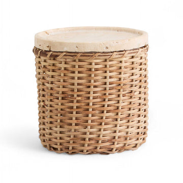 Nordalは、デンマークで1991年に設立されたファミリー経営のインテリアブランドで、北欧の機能美と東洋のスピリチュアルな美意識を融合させたユニークなスタイルで知られています。伝統的な北欧デザインのシンプルさをベースに、インドをはじめとする異国の文化や素材からインスピレーションを得た、温かみと個性にあふれるコレクションを展開しています。いずれも独自性のあるディテールと職人技が光るアイテムばかり。特に、アイアンやウッド、真鍮などを用いた無骨で温もりある質感が特徴で、ナチュラルかつエッジの効いた空間演出が可能です。「人とは違うものを選びたい」「個性的で洗練された暮らしを楽しみたい」といった感度の高いユーザーに選ばれており、注目を集めています。単なる装飾品ではなく、暮らしに深みをもたらすデザインを提案するブランド、それがNordalです。