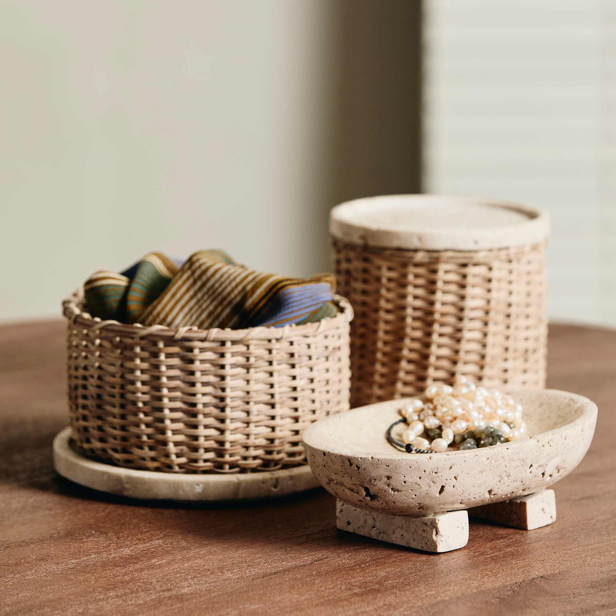 Nordalは、デンマークで1991年に設立されたファミリー経営のインテリアブランドで、北欧の機能美と東洋のスピリチュアルな美意識を融合させたユニークなスタイルで知られています。伝統的な北欧デザインのシンプルさをベースに、インドをはじめとする異国の文化や素材からインスピレーションを得た、温かみと個性にあふれるコレクションを展開しています。いずれも独自性のあるディテールと職人技が光るアイテムばかり。特に、アイアンやウッド、真鍮などを用いた無骨で温もりある質感が特徴で、ナチュラルかつエッジの効いた空間演出が可能です。「人とは違うものを選びたい」「個性的で洗練された暮らしを楽しみたい」といった感度の高いユーザーに選ばれており、注目を集めています。単なる装飾品ではなく、暮らしに深みをもたらすデザインを提案するブランド、それがNordalです。