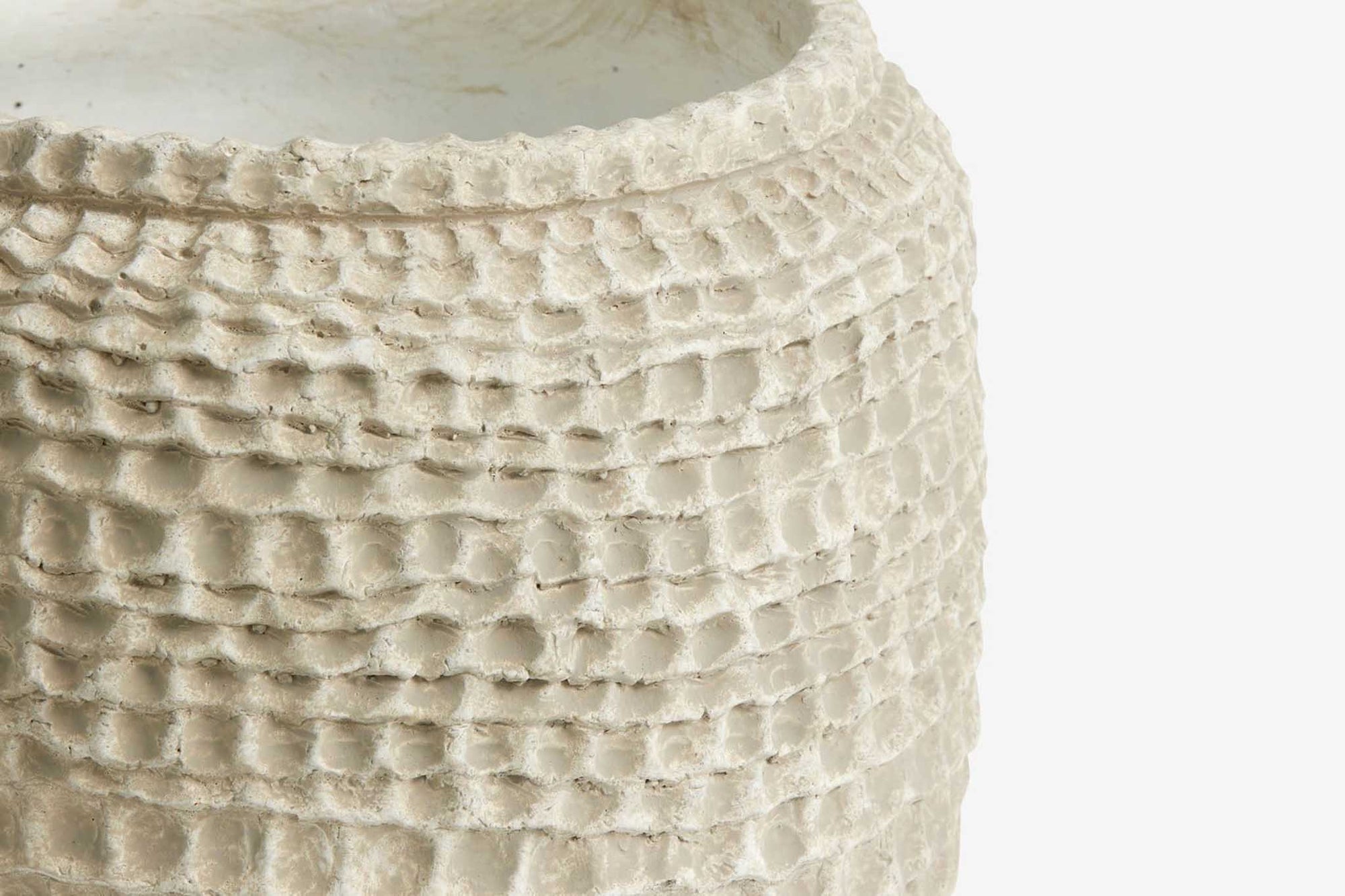 Nordalは、デンマークで1991年に設立されたファミリー経営のインテリアブランドで、北欧の機能美と東洋のスピリチュアルな美意識を融合させたユニークなスタイルで知られています。伝統的な北欧デザインのシンプルさをベースに、インドをはじめとする異国の文化や素材からインスピレーションを得た、温かみと個性にあふれるコレクションを展開しています。いずれも独自性のあるディテールと職人技が光るアイテムばかり。特に、アイアンやウッド、真鍮などを用いた無骨で温もりある質感が特徴で、ナチュラルかつエッジの効いた空間演出が可能です。「人とは違うものを選びたい」「個性的で洗練された暮らしを楽しみたい」といった感度の高いユーザーに選ばれており、注目を集めています。単なる装飾品ではなく、暮らしに深みをもたらすデザインを提案するブランド、それがNordalです。