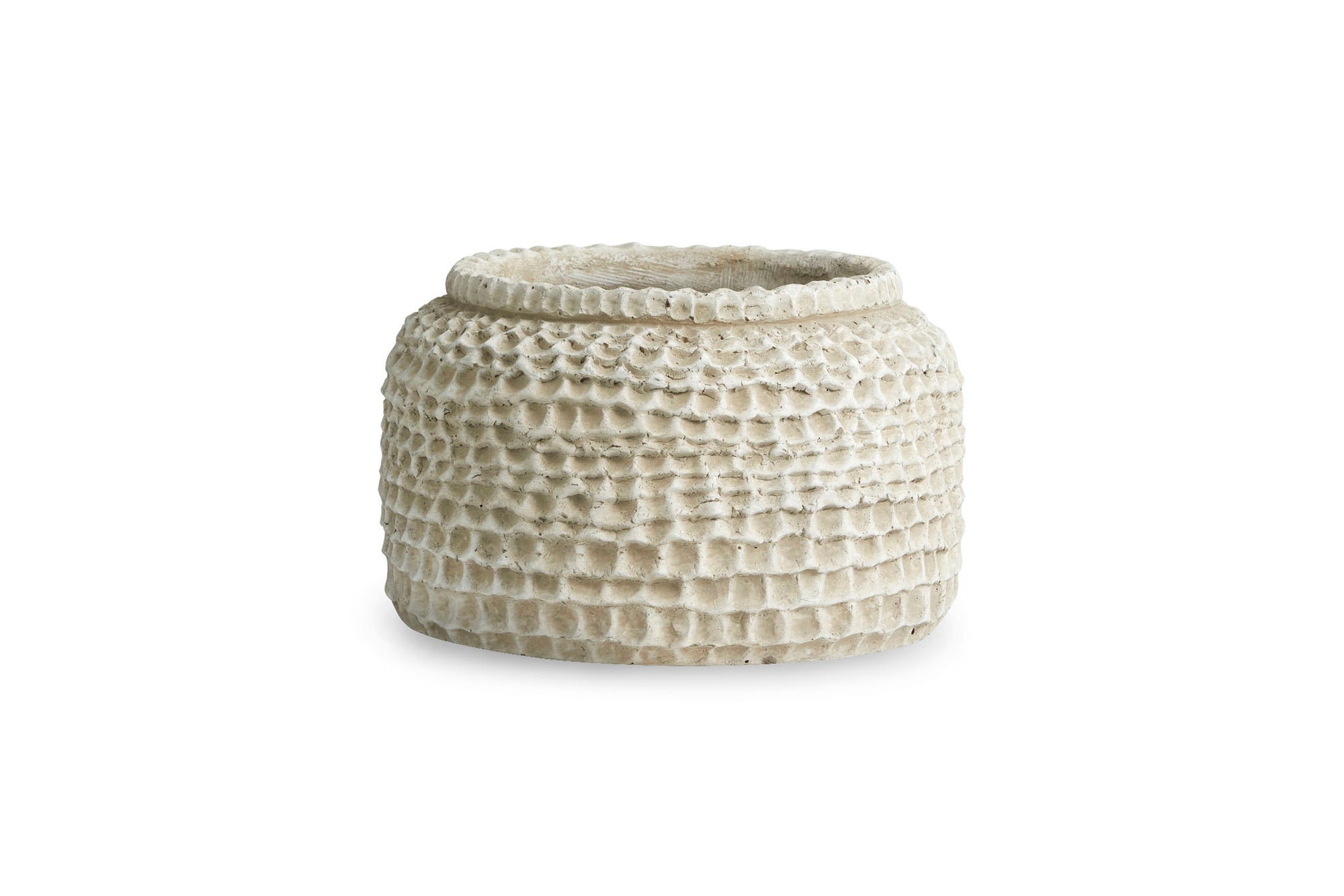 Nordalは、デンマークで1991年に設立されたファミリー経営のインテリアブランドで、北欧の機能美と東洋のスピリチュアルな美意識を融合させたユニークなスタイルで知られています。伝統的な北欧デザインのシンプルさをベースに、インドをはじめとする異国の文化や素材からインスピレーションを得た、温かみと個性にあふれるコレクションを展開しています。いずれも独自性のあるディテールと職人技が光るアイテムばかり。特に、アイアンやウッド、真鍮などを用いた無骨で温もりある質感が特徴で、ナチュラルかつエッジの効いた空間演出が可能です。「人とは違うものを選びたい」「個性的で洗練された暮らしを楽しみたい」といった感度の高いユーザーに選ばれており、注目を集めています。単なる装飾品ではなく、暮らしに深みをもたらすデザインを提案するブランド、それがNordalです。