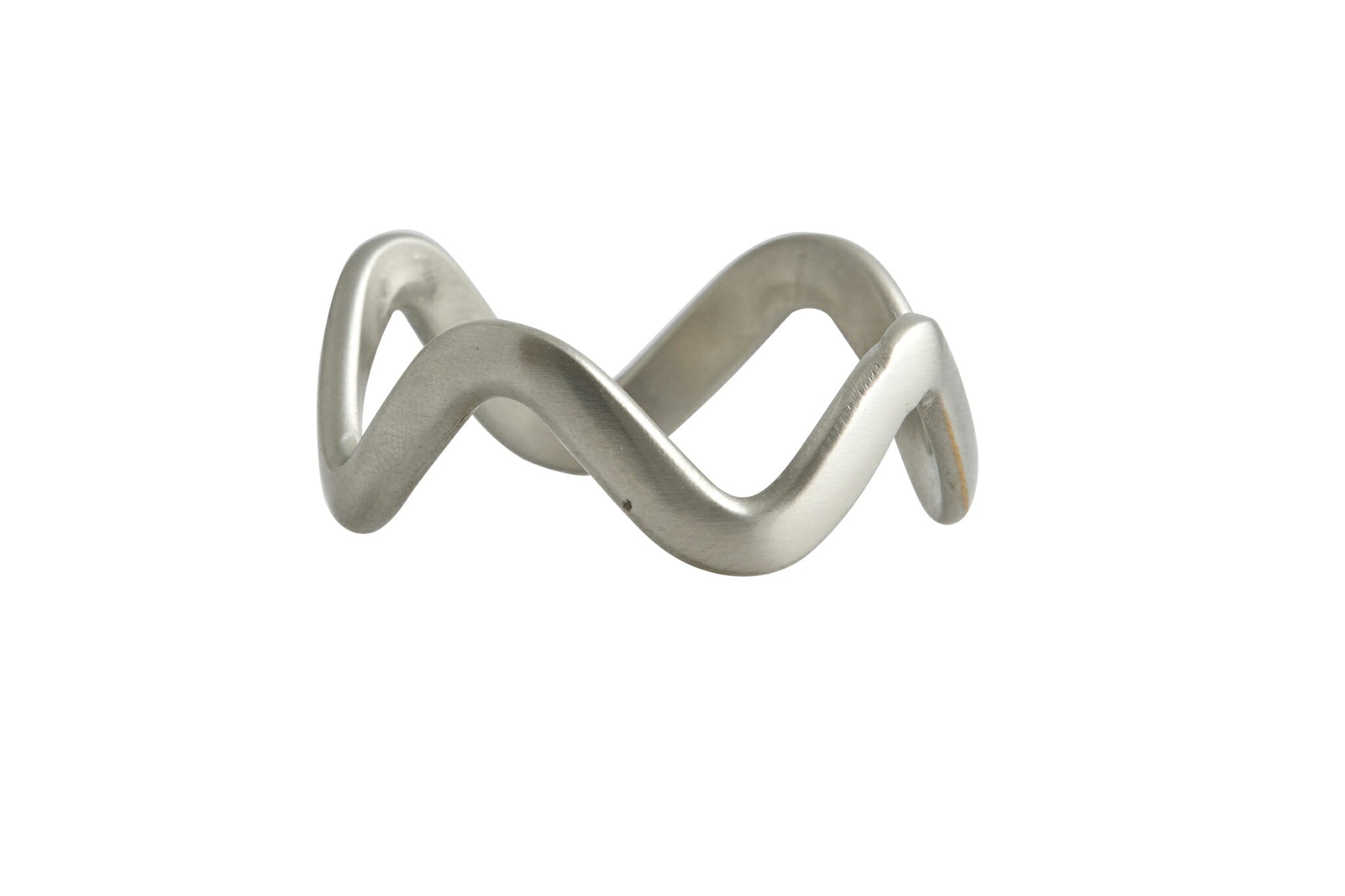 Nordalは、デンマークで1991年に設立されたファミリー経営のインテリアブランドで、北欧の機能美と東洋のスピリチュアルな美意識を融合させたユニークなスタイルで知られています。伝統的な北欧デザインのシンプルさをベースに、インドをはじめとする異国の文化や素材からインスピレーションを得た、温かみと個性にあふれるコレクションを展開しています。いずれも独自性のあるディテールと職人技が光るアイテムばかり。特に、アイアンやウッド、真鍮などを用いた無骨で温もりある質感が特徴で、ナチュラルかつエッジの効いた空間演出が可能です。「人とは違うものを選びたい」「個性的で洗練された暮らしを楽しみたい」といった感度の高いユーザーに選ばれており、注目を集めています。単なる装飾品ではなく、暮らしに深みをもたらすデザインを提案するブランド、それがNordalです。