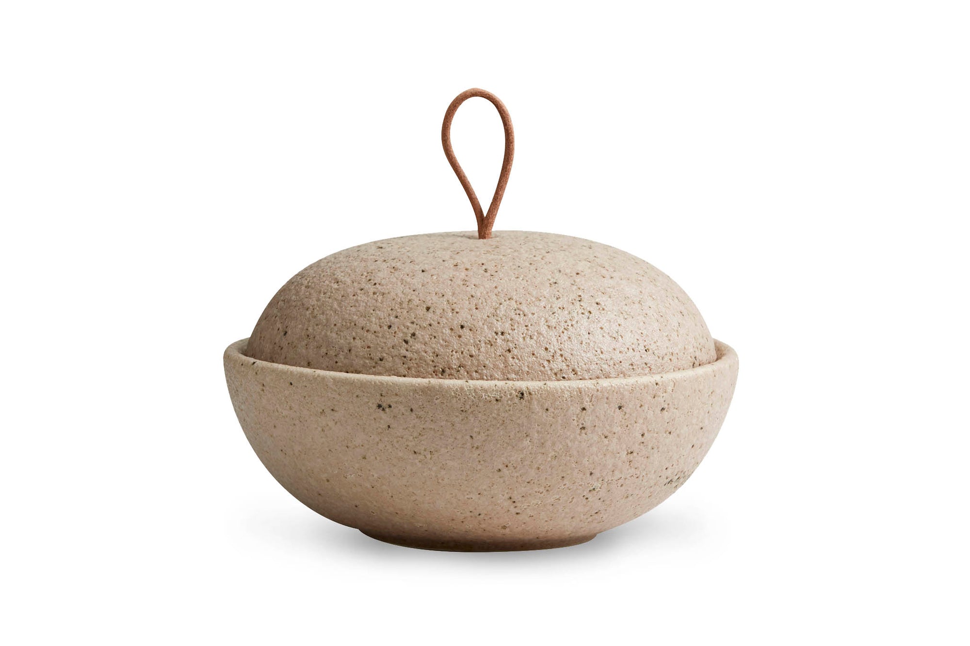 Nordalは、デンマークで1991年に設立されたファミリー経営のインテリアブランドで、北欧の機能美と東洋のスピリチュアルな美意識を融合させたユニークなスタイルで知られています。伝統的な北欧デザインのシンプルさをベースに、インドをはじめとする異国の文化や素材からインスピレーションを得た、温かみと個性にあふれるコレクションを展開しています。いずれも独自性のあるディテールと職人技が光るアイテムばかり。特に、アイアンやウッド、真鍮などを用いた無骨で温もりある質感が特徴で、ナチュラルかつエッジの効いた空間演出が可能です。「人とは違うものを選びたい」「個性的で洗練された暮らしを楽しみたい」といった感度の高いユーザーに選ばれており、注目を集めています。単なる装飾品ではなく、暮らしに深みをもたらすデザインを提案するブランド、それがNordalです。