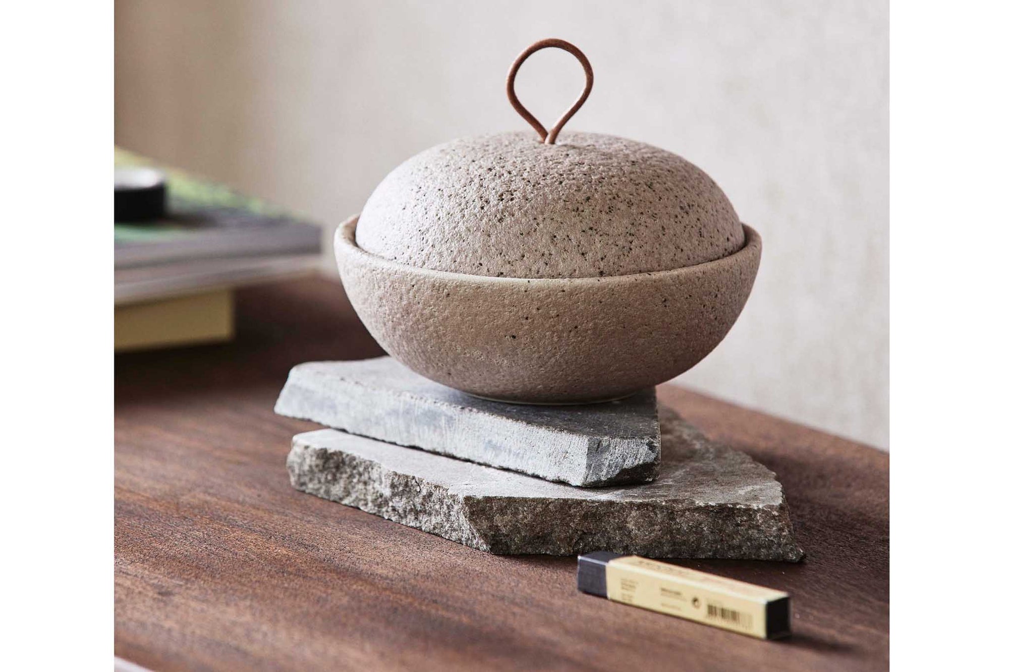 Nordalは、デンマークで1991年に設立されたファミリー経営のインテリアブランドで、北欧の機能美と東洋のスピリチュアルな美意識を融合させたユニークなスタイルで知られています。伝統的な北欧デザインのシンプルさをベースに、インドをはじめとする異国の文化や素材からインスピレーションを得た、温かみと個性にあふれるコレクションを展開しています。いずれも独自性のあるディテールと職人技が光るアイテムばかり。特に、アイアンやウッド、真鍮などを用いた無骨で温もりある質感が特徴で、ナチュラルかつエッジの効いた空間演出が可能です。「人とは違うものを選びたい」「個性的で洗練された暮らしを楽しみたい」といった感度の高いユーザーに選ばれており、注目を集めています。単なる装飾品ではなく、暮らしに深みをもたらすデザインを提案するブランド、それがNordalです。