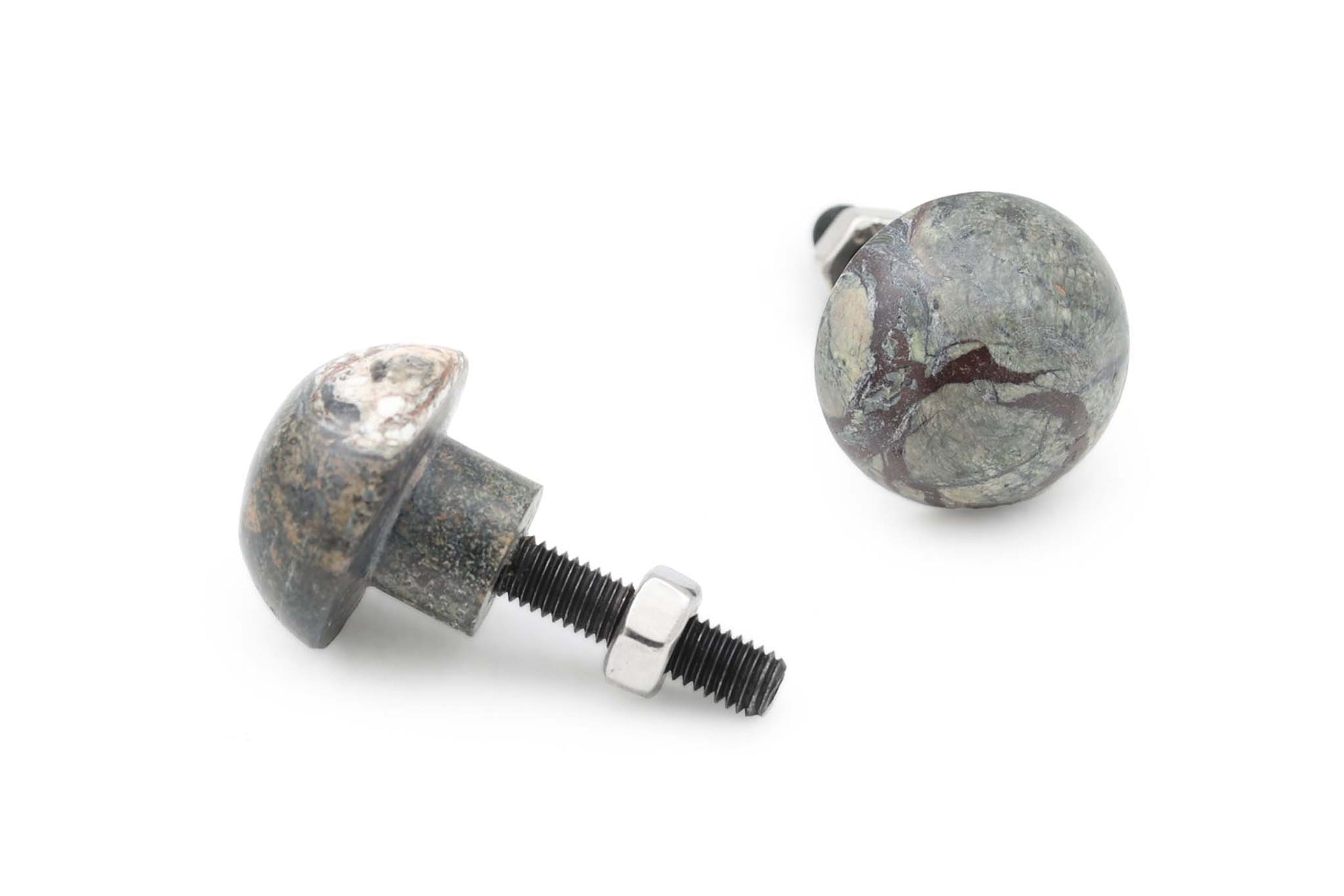 Nordalはデンマークのインテリアデザインブランドで、3人の兄弟「Signe」「Mads」「Emil」によって運営されている家族経営のブランドです。彼らはデザイン、ディテール、素材に対する理解を共有し、家とそこに住む人々の物語を伝えるデザインの作成に取り組んでいます。