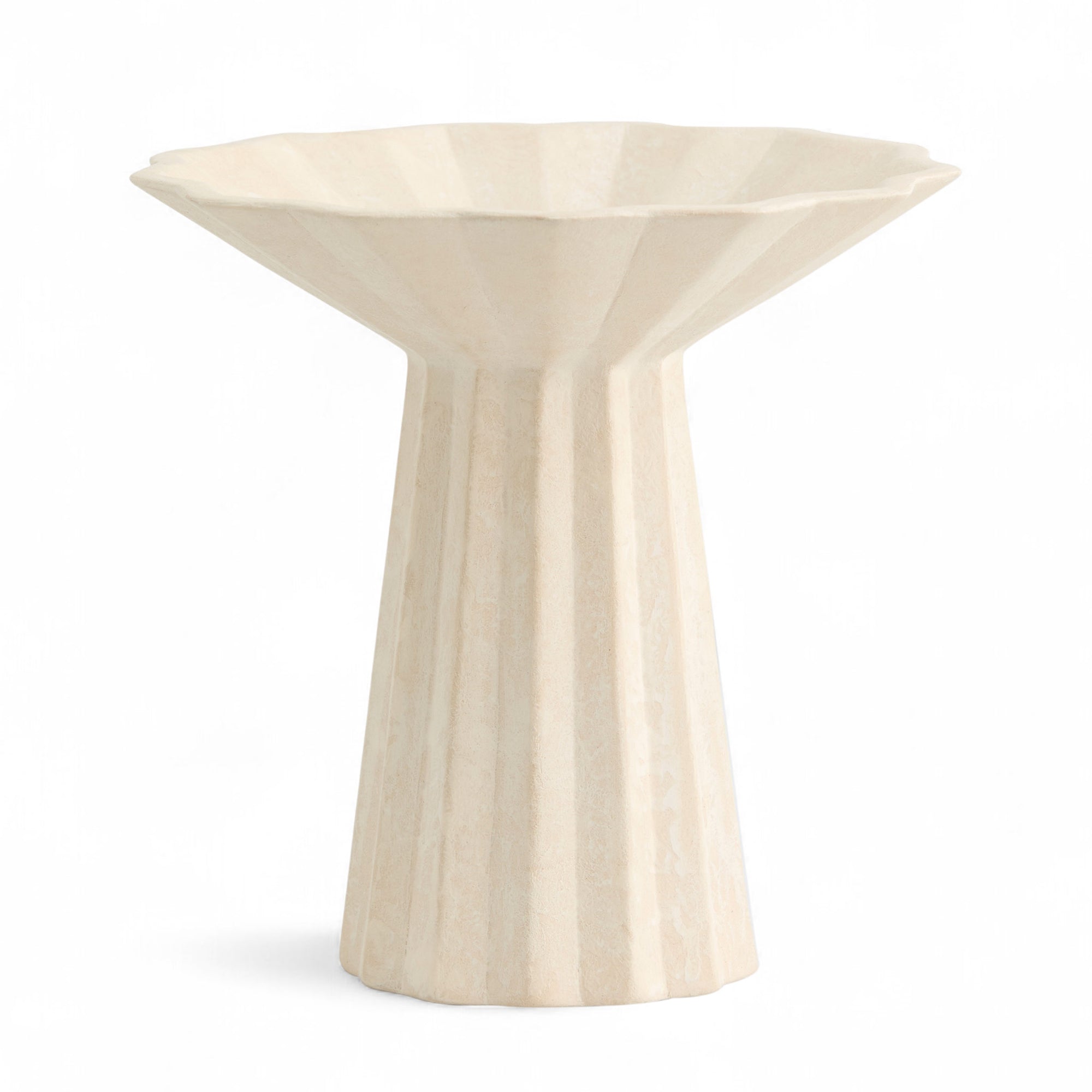 Nordalは、デンマークで1991年に設立されたファミリー経営のインテリアブランドで、北欧の機能美と東洋のスピリチュアルな美意識を融合させたユニークなスタイルで知られています。伝統的な北欧デザインのシンプルさをベースに、インドをはじめとする異国の文化や素材からインスピレーションを得た、温かみと個性にあふれるコレクションを展開しています。いずれも独自性のあるディテールと職人技が光るアイテムばかり。特に、アイアンやウッド、真鍮などを用いた無骨で温もりある質感が特徴で、ナチュラルかつエッジの効いた空間演出が可能です。「人とは違うものを選びたい」「個性的で洗練された暮らしを楽しみたい」といった感度の高いユーザーに選ばれており、注目を集めています。単なる装飾品ではなく、暮らしに深みをもたらすデザインを提案するブランド、それがNordalです。