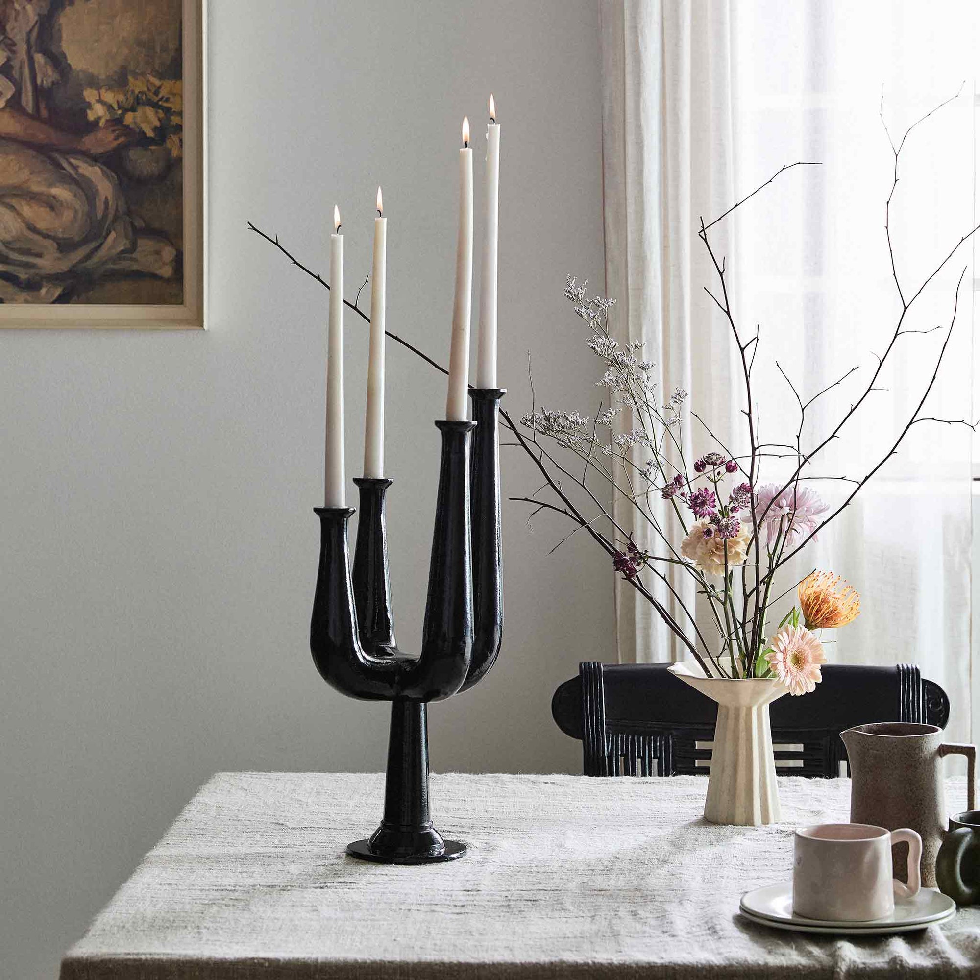 Nordalは、デンマークで1991年に設立されたファミリー経営のインテリアブランドで、北欧の機能美と東洋のスピリチュアルな美意識を融合させたユニークなスタイルで知られています。伝統的な北欧デザインのシンプルさをベースに、インドをはじめとする異国の文化や素材からインスピレーションを得た、温かみと個性にあふれるコレクションを展開しています。いずれも独自性のあるディテールと職人技が光るアイテムばかり。特に、アイアンやウッド、真鍮などを用いた無骨で温もりある質感が特徴で、ナチュラルかつエッジの効いた空間演出が可能です。「人とは違うものを選びたい」「個性的で洗練された暮らしを楽しみたい」といった感度の高いユーザーに選ばれており、注目を集めています。単なる装飾品ではなく、暮らしに深みをもたらすデザインを提案するブランド、それがNordalです。