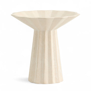 Nordalは、デンマークで1991年に設立されたファミリー経営のインテリアブランドで、北欧の機能美と東洋のスピリチュアルな美意識を融合させたユニークなスタイルで知られています。伝統的な北欧デザインのシンプルさをベースに、インドをはじめとする異国の文化や素材からインスピレーションを得た、温かみと個性にあふれるコレクションを展開しています。いずれも独自性のあるディテールと職人技が光るアイテムばかり。特に、アイアンやウッド、真鍮などを用いた無骨で温もりある質感が特徴で、ナチュラルかつエッジの効いた空間演出が可能です。「人とは違うものを選びたい」「個性的で洗練された暮らしを楽しみたい」といった感度の高いユーザーに選ばれており、注目を集めています。単なる装飾品ではなく、暮らしに深みをもたらすデザインを提案するブランド、それがNordalです。