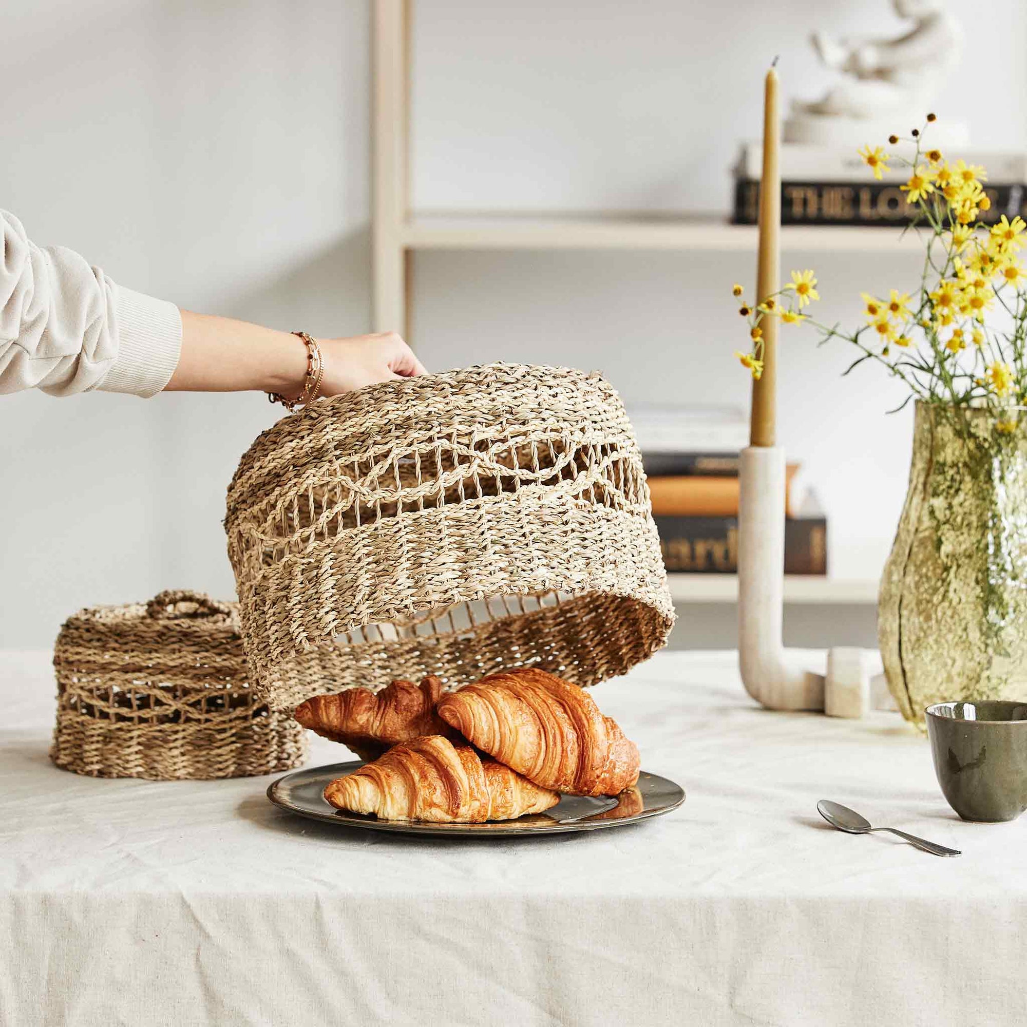 Nordalは、デンマークで1991年に設立されたファミリー経営のインテリアブランドで、北欧の機能美と東洋のスピリチュアルな美意識を融合させたユニークなスタイルで知られています。伝統的な北欧デザインのシンプルさをベースに、インドをはじめとする異国の文化や素材からインスピレーションを得た、温かみと個性にあふれるコレクションを展開しています。いずれも独自性のあるディテールと職人技が光るアイテムばかり。特に、アイアンやウッド、真鍮などを用いた無骨で温もりある質感が特徴で、ナチュラルかつエッジの効いた空間演出が可能です。「人とは違うものを選びたい」「個性的で洗練された暮らしを楽しみたい」といった感度の高いユーザーに選ばれており、注目を集めています。単なる装飾品ではなく、暮らしに深みをもたらすデザインを提案するブランド、それがNordalです。