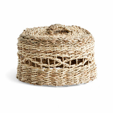 Nordalは、デンマークで1991年に設立されたファミリー経営のインテリアブランドで、北欧の機能美と東洋のスピリチュアルな美意識を融合させたユニークなスタイルで知られています。伝統的な北欧デザインのシンプルさをベースに、インドをはじめとする異国の文化や素材からインスピレーションを得た、温かみと個性にあふれるコレクションを展開しています。いずれも独自性のあるディテールと職人技が光るアイテムばかり。特に、アイアンやウッド、真鍮などを用いた無骨で温もりある質感が特徴で、ナチュラルかつエッジの効いた空間演出が可能です。「人とは違うものを選びたい」「個性的で洗練された暮らしを楽しみたい」といった感度の高いユーザーに選ばれており、注目を集めています。単なる装飾品ではなく、暮らしに深みをもたらすデザインを提案するブランド、それがNordalです。