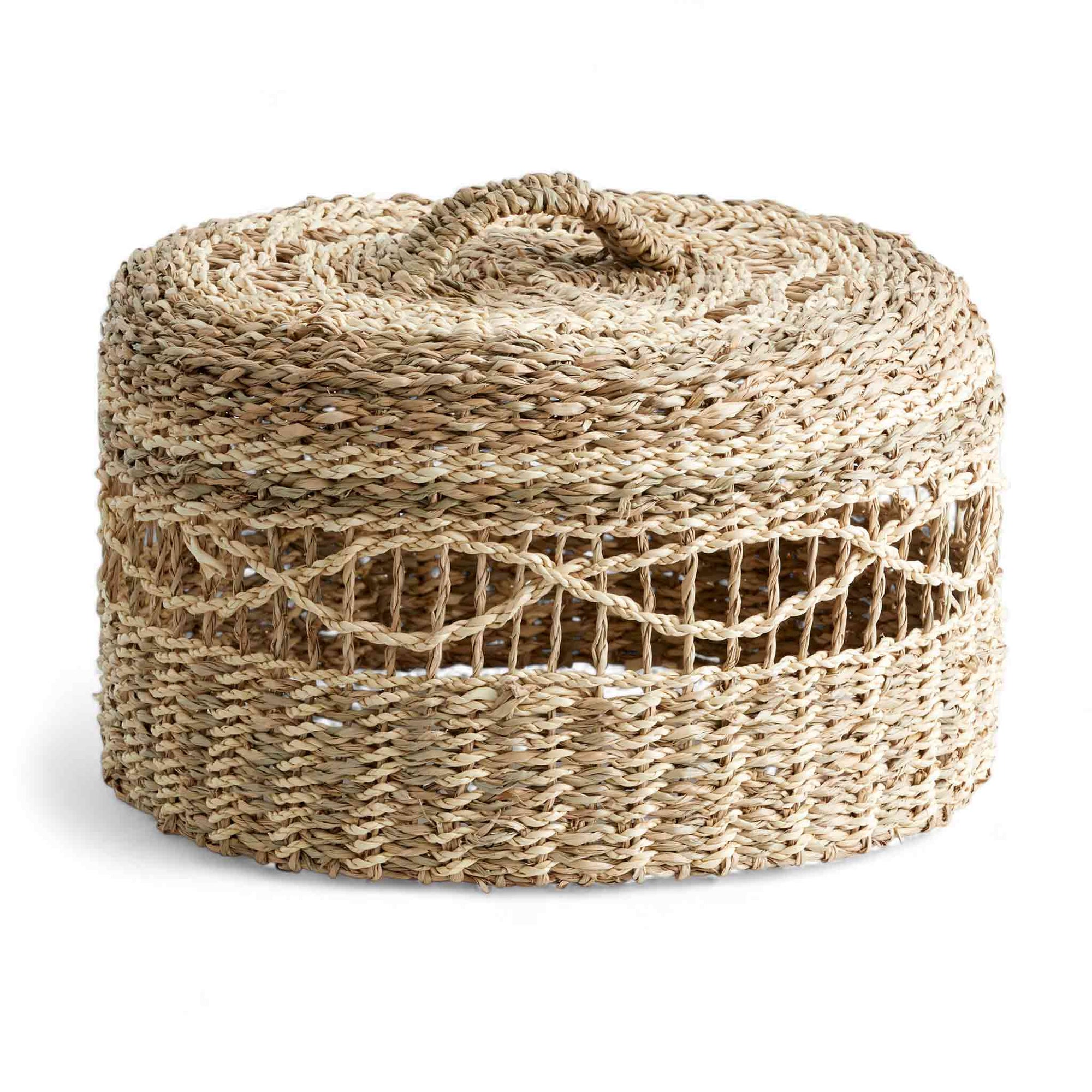 Nordalは、デンマークで1991年に設立されたファミリー経営のインテリアブランドで、北欧の機能美と東洋のスピリチュアルな美意識を融合させたユニークなスタイルで知られています。伝統的な北欧デザインのシンプルさをベースに、インドをはじめとする異国の文化や素材からインスピレーションを得た、温かみと個性にあふれるコレクションを展開しています。いずれも独自性のあるディテールと職人技が光るアイテムばかり。特に、アイアンやウッド、真鍮などを用いた無骨で温もりある質感が特徴で、ナチュラルかつエッジの効いた空間演出が可能です。「人とは違うものを選びたい」「個性的で洗練された暮らしを楽しみたい」といった感度の高いユーザーに選ばれており、注目を集めています。単なる装飾品ではなく、暮らしに深みをもたらすデザインを提案するブランド、それがNordalです。