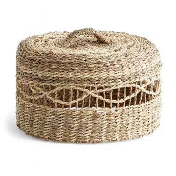 Nordalは、デンマークで1991年に設立されたファミリー経営のインテリアブランドで、北欧の機能美と東洋のスピリチュアルな美意識を融合させたユニークなスタイルで知られています。伝統的な北欧デザインのシンプルさをベースに、インドをはじめとする異国の文化や素材からインスピレーションを得た、温かみと個性にあふれるコレクションを展開しています。いずれも独自性のあるディテールと職人技が光るアイテムばかり。特に、アイアンやウッド、真鍮などを用いた無骨で温もりある質感が特徴で、ナチュラルかつエッジの効いた空間演出が可能です。「人とは違うものを選びたい」「個性的で洗練された暮らしを楽しみたい」といった感度の高いユーザーに選ばれており、注目を集めています。単なる装飾品ではなく、暮らしに深みをもたらすデザインを提案するブランド、それがNordalです。