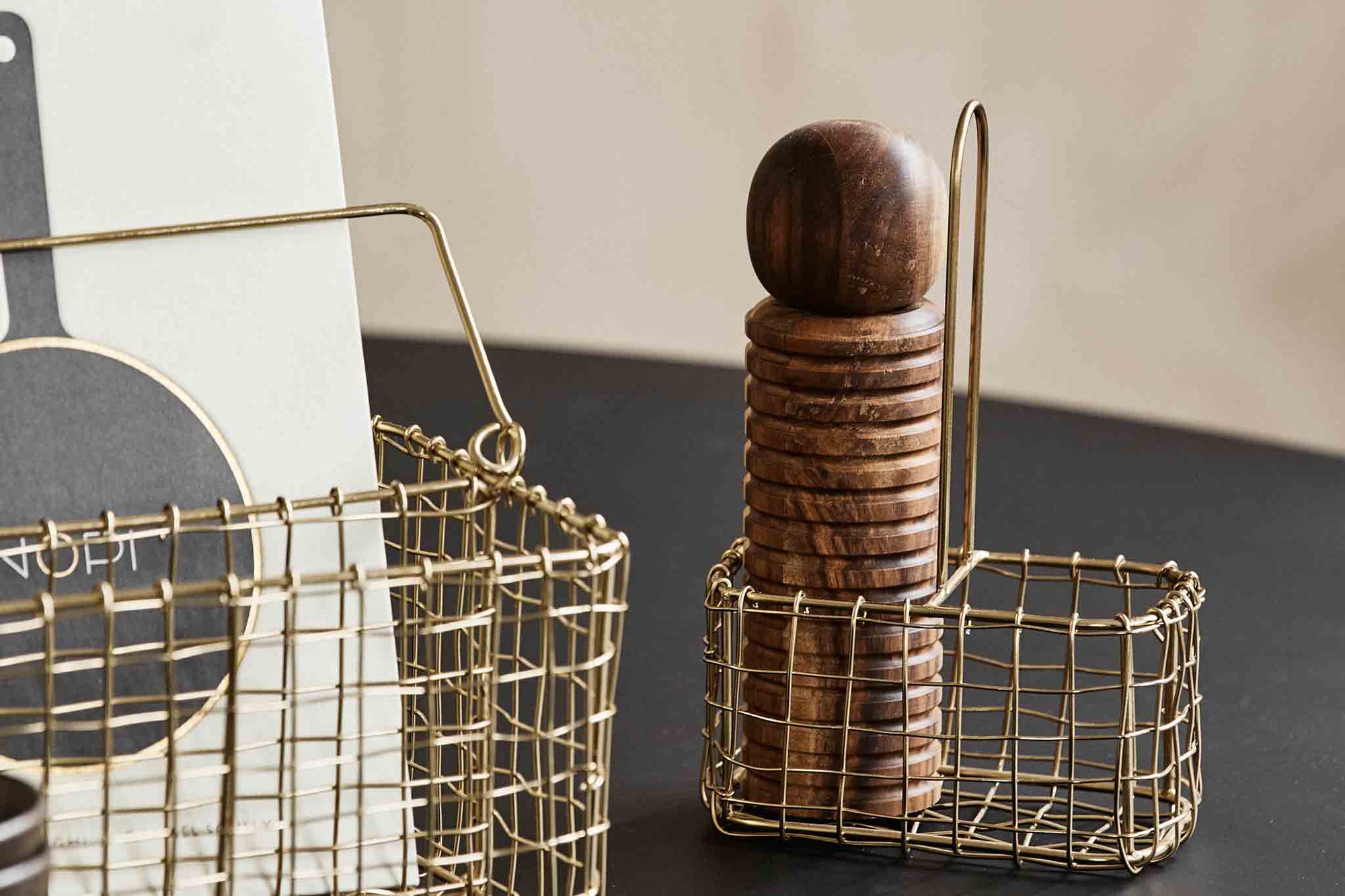 Nordalは、デンマークで1991年に設立されたファミリー経営のインテリアブランドで、北欧の機能美と東洋のスピリチュアルな美意識を融合させたユニークなスタイルで知られています。伝統的な北欧デザインのシンプルさをベースに、インドをはじめとする異国の文化や素材からインスピレーションを得た、温かみと個性にあふれるコレクションを展開しています。いずれも独自性のあるディテールと職人技が光るアイテムばかり。特に、アイアンやウッド、真鍮などを用いた無骨で温もりある質感が特徴で、ナチュラルかつエッジの効いた空間演出が可能です。「人とは違うものを選びたい」「個性的で洗練された暮らしを楽しみたい」といった感度の高いユーザーに選ばれており、注目を集めています。単なる装飾品ではなく、暮らしに深みをもたらすデザインを提案するブランド、それがNordalです。