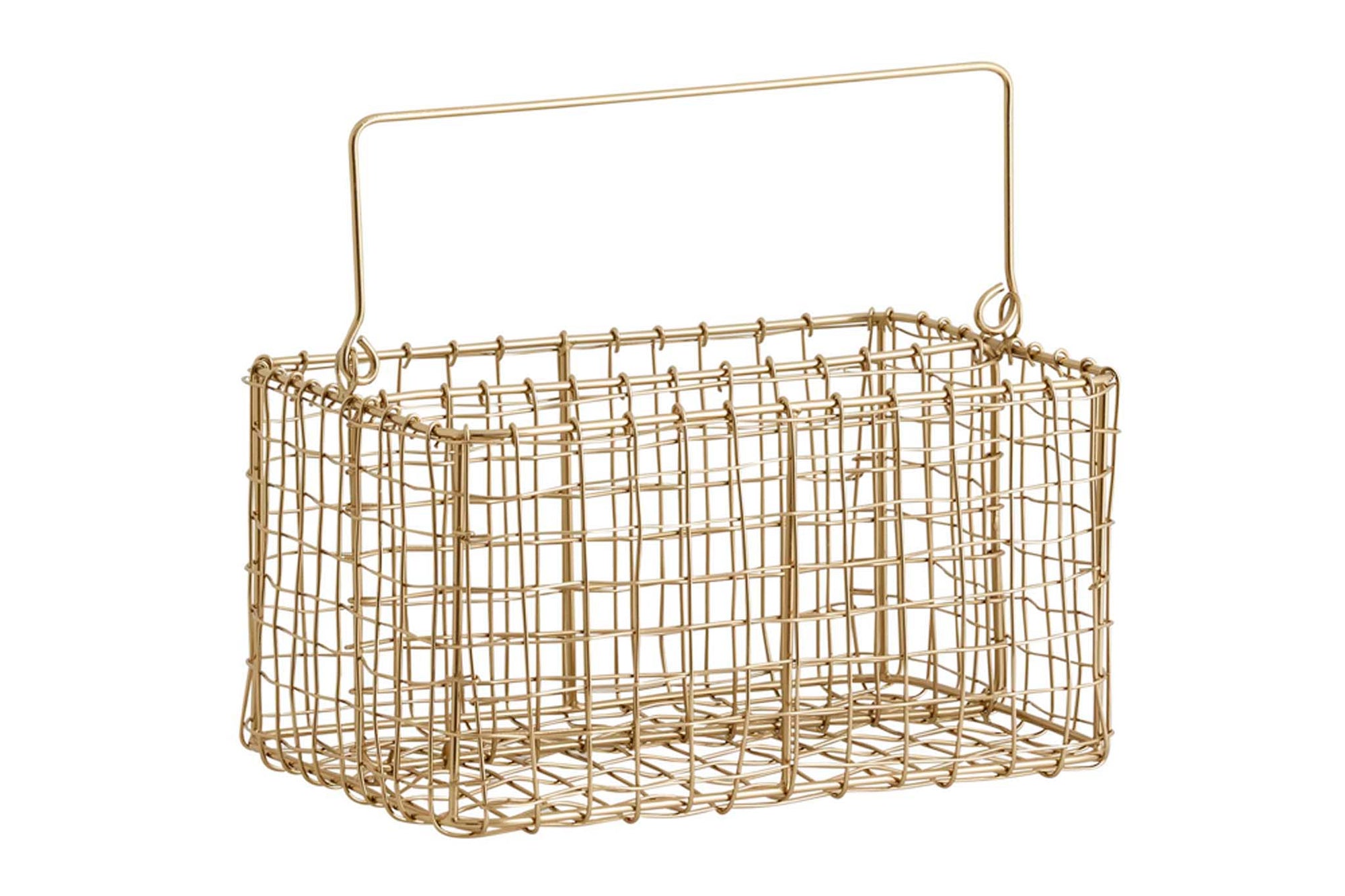 Nordalは、デンマークで1991年に設立されたファミリー経営のインテリアブランドで、北欧の機能美と東洋のスピリチュアルな美意識を融合させたユニークなスタイルで知られています。伝統的な北欧デザインのシンプルさをベースに、インドをはじめとする異国の文化や素材からインスピレーションを得た、温かみと個性にあふれるコレクションを展開しています。いずれも独自性のあるディテールと職人技が光るアイテムばかり。特に、アイアンやウッド、真鍮などを用いた無骨で温もりある質感が特徴で、ナチュラルかつエッジの効いた空間演出が可能です。「人とは違うものを選びたい」「個性的で洗練された暮らしを楽しみたい」といった感度の高いユーザーに選ばれており、注目を集めています。単なる装飾品ではなく、暮らしに深みをもたらすデザインを提案するブランド、それがNordalです。