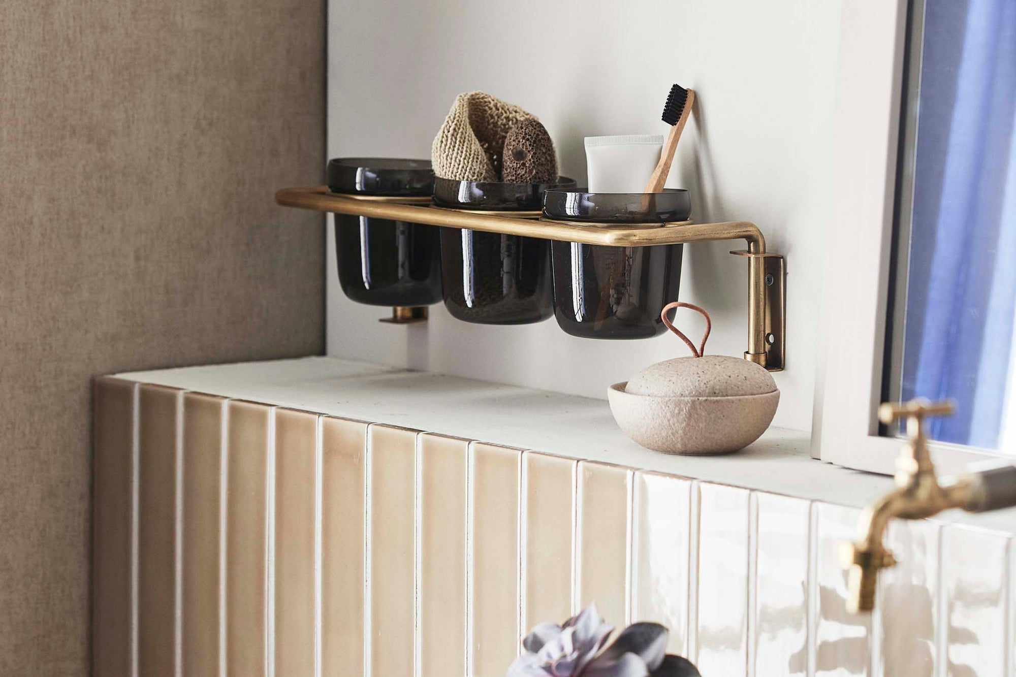 Nordalは、デンマークで1991年に設立されたファミリー経営のインテリアブランドで、北欧の機能美と東洋のスピリチュアルな美意識を融合させたユニークなスタイルで知られています。伝統的な北欧デザインのシンプルさをベースに、インドをはじめとする異国の文化や素材からインスピレーションを得た、温かみと個性にあふれるコレクションを展開しています。いずれも独自性のあるディテールと職人技が光るアイテムばかり。特に、アイアンやウッド、真鍮などを用いた無骨で温もりある質感が特徴で、ナチュラルかつエッジの効いた空間演出が可能です。「人とは違うものを選びたい」「個性的で洗練された暮らしを楽しみたい」といった感度の高いユーザーに選ばれており、注目を集めています。単なる装飾品ではなく、暮らしに深みをもたらすデザインを提案するブランド、それがNordalです。