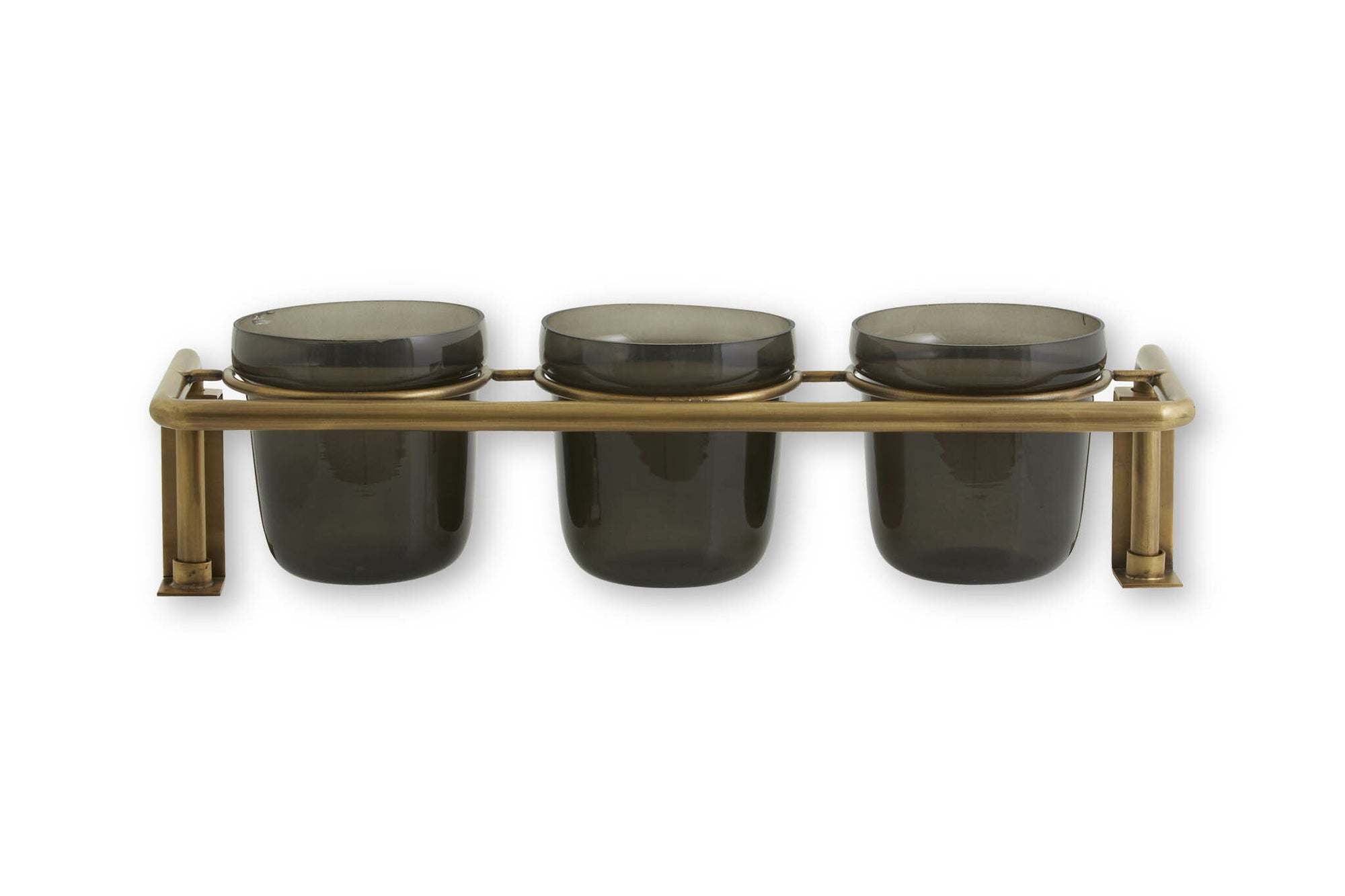 Nordalは、デンマークで1991年に設立されたファミリー経営のインテリアブランドで、北欧の機能美と東洋のスピリチュアルな美意識を融合させたユニークなスタイルで知られています。伝統的な北欧デザインのシンプルさをベースに、インドをはじめとする異国の文化や素材からインスピレーションを得た、温かみと個性にあふれるコレクションを展開しています。いずれも独自性のあるディテールと職人技が光るアイテムばかり。特に、アイアンやウッド、真鍮などを用いた無骨で温もりある質感が特徴で、ナチュラルかつエッジの効いた空間演出が可能です。「人とは違うものを選びたい」「個性的で洗練された暮らしを楽しみたい」といった感度の高いユーザーに選ばれており、注目を集めています。単なる装飾品ではなく、暮らしに深みをもたらすデザインを提案するブランド、それがNordalです。