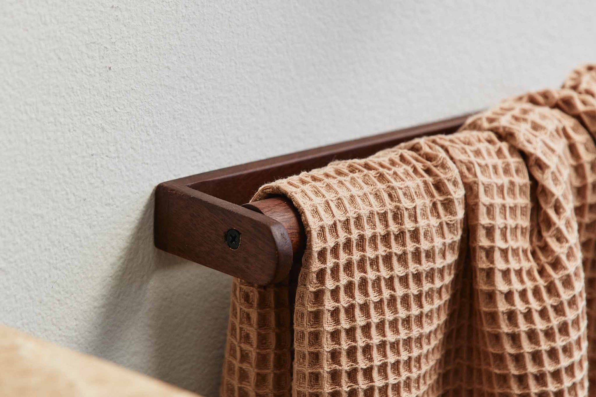 Nordalは、デンマークで1991年に設立されたファミリー経営のインテリアブランドで、北欧の機能美と東洋のスピリチュアルな美意識を融合させたユニークなスタイルで知られています。伝統的な北欧デザインのシンプルさをベースに、インドをはじめとする異国の文化や素材からインスピレーションを得た、温かみと個性にあふれるコレクションを展開しています。いずれも独自性のあるディテールと職人技が光るアイテムばかり。特に、アイアンやウッド、真鍮などを用いた無骨で温もりある質感が特徴で、ナチュラルかつエッジの効いた空間演出が可能です。「人とは違うものを選びたい」「個性的で洗練された暮らしを楽しみたい」といった感度の高いユーザーに選ばれており、注目を集めています。単なる装飾品ではなく、暮らしに深みをもたらすデザインを提案するブランド、それがNordalです。