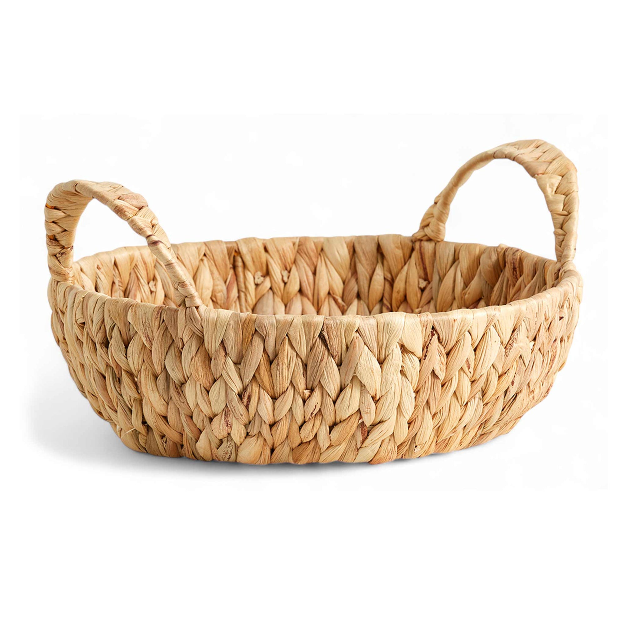 Nordalは、デンマークで1991年に設立されたファミリー経営のインテリアブランドで、北欧の機能美と東洋のスピリチュアルな美意識を融合させたユニークなスタイルで知られています。伝統的な北欧デザインのシンプルさをベースに、インドをはじめとする異国の文化や素材からインスピレーションを得た、温かみと個性にあふれるコレクションを展開しています。いずれも独自性のあるディテールと職人技が光るアイテムばかり。特に、アイアンやウッド、真鍮などを用いた無骨で温もりある質感が特徴で、ナチュラルかつエッジの効いた空間演出が可能です。「人とは違うものを選びたい」「個性的で洗練された暮らしを楽しみたい」といった感度の高いユーザーに選ばれており、注目を集めています。単なる装飾品ではなく、暮らしに深みをもたらすデザインを提案するブランド、それがNordalです。