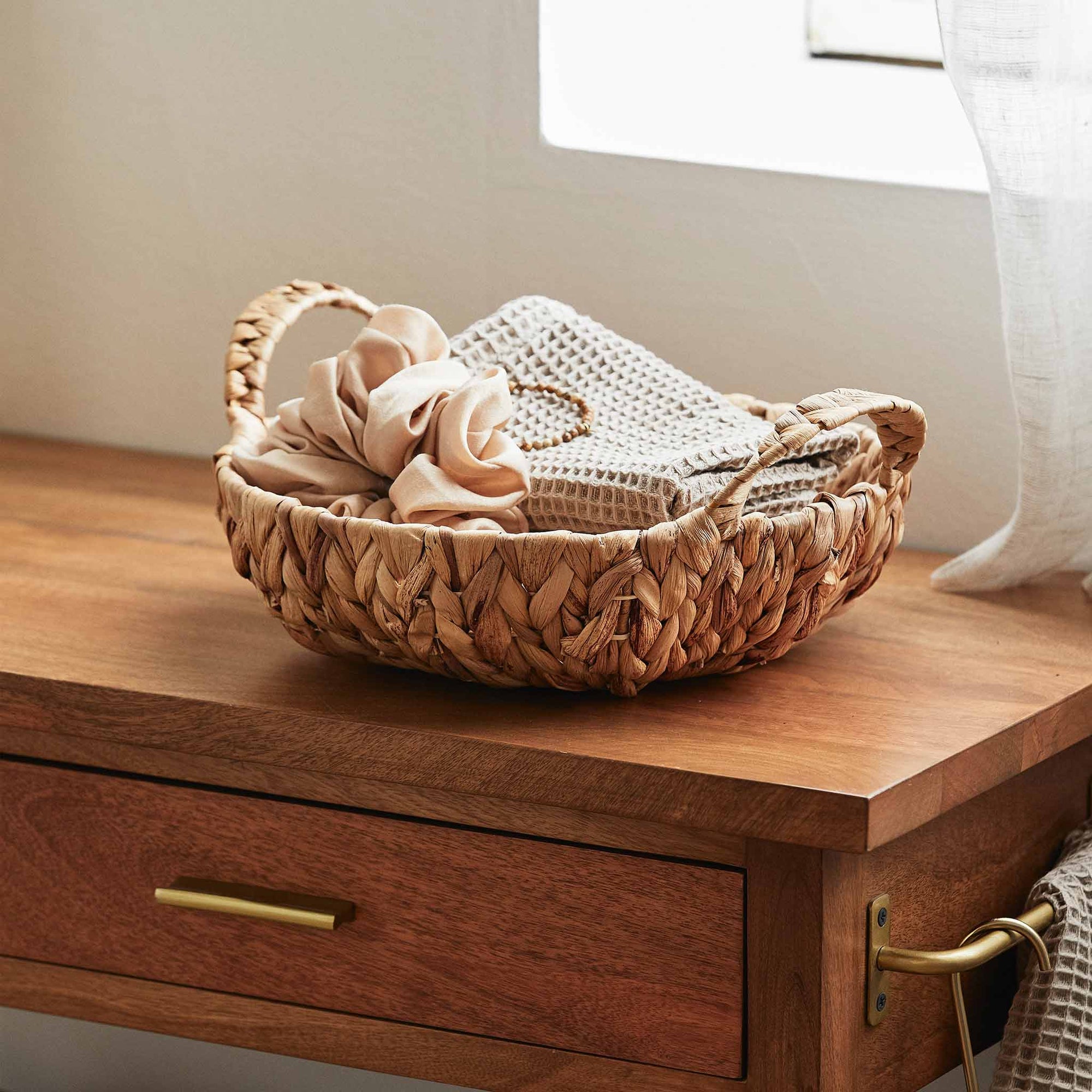 Nordalは、デンマークで1991年に設立されたファミリー経営のインテリアブランドで、北欧の機能美と東洋のスピリチュアルな美意識を融合させたユニークなスタイルで知られています。伝統的な北欧デザインのシンプルさをベースに、インドをはじめとする異国の文化や素材からインスピレーションを得た、温かみと個性にあふれるコレクションを展開しています。いずれも独自性のあるディテールと職人技が光るアイテムばかり。特に、アイアンやウッド、真鍮などを用いた無骨で温もりある質感が特徴で、ナチュラルかつエッジの効いた空間演出が可能です。「人とは違うものを選びたい」「個性的で洗練された暮らしを楽しみたい」といった感度の高いユーザーに選ばれており、注目を集めています。単なる装飾品ではなく、暮らしに深みをもたらすデザインを提案するブランド、それがNordalです。