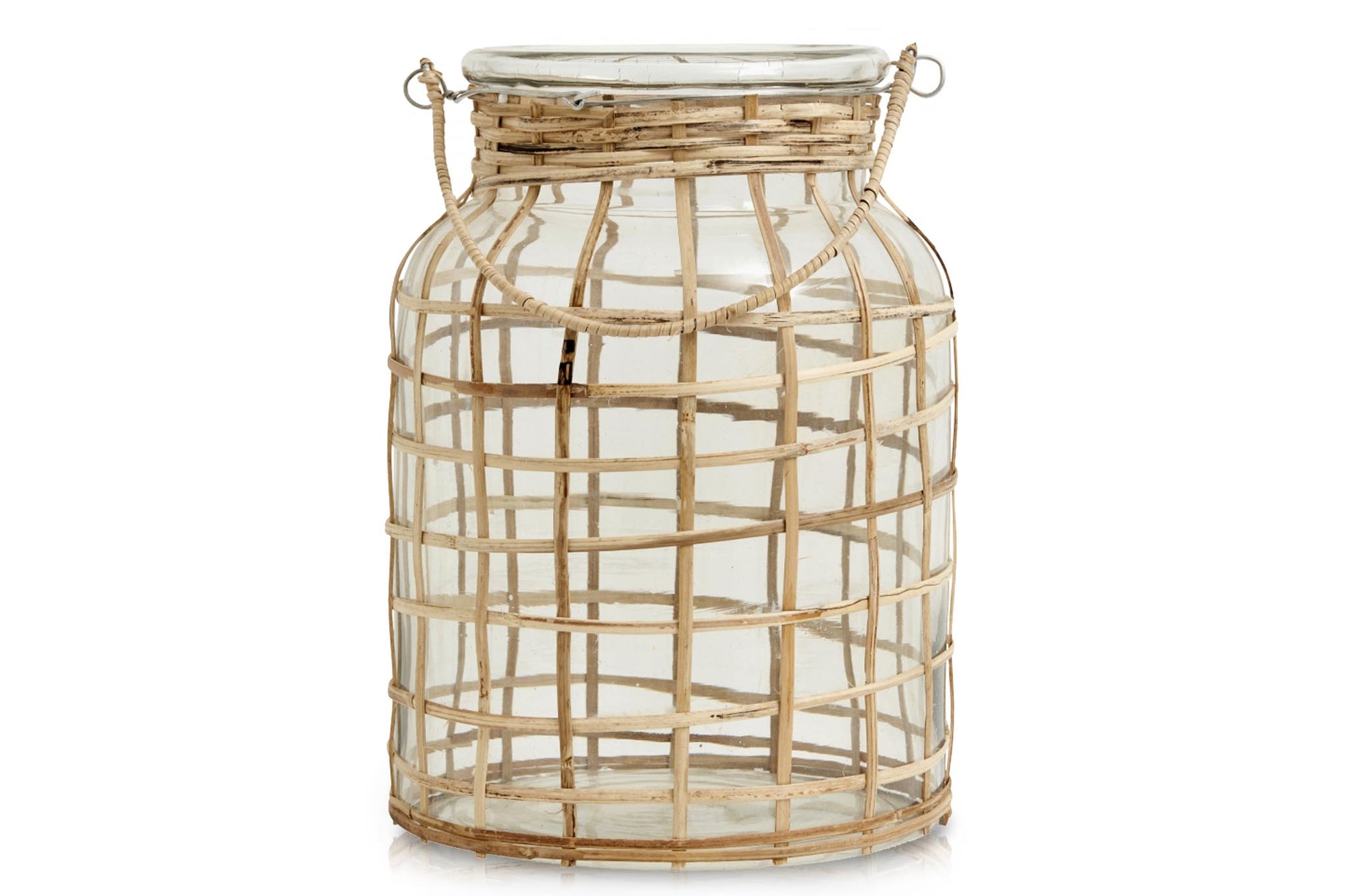 Nordalは、デンマークで1991年に設立されたファミリー経営のインテリアブランドで、北欧の機能美と東洋のスピリチュアルな美意識を融合させたユニークなスタイルで知られています。伝統的な北欧デザインのシンプルさをベースに、インドをはじめとする異国の文化や素材からインスピレーションを得た、温かみと個性にあふれるコレクションを展開しています。いずれも独自性のあるディテールと職人技が光るアイテムばかり。特に、アイアンやウッド、真鍮などを用いた無骨で温もりある質感が特徴で、ナチュラルかつエッジの効いた空間演出が可能です。「人とは違うものを選びたい」「個性的で洗練された暮らしを楽しみたい」といった感度の高いユーザーに選ばれており、注目を集めています。単なる装飾品ではなく、暮らしに深みをもたらすデザインを提案するブランド、それがNordalです。