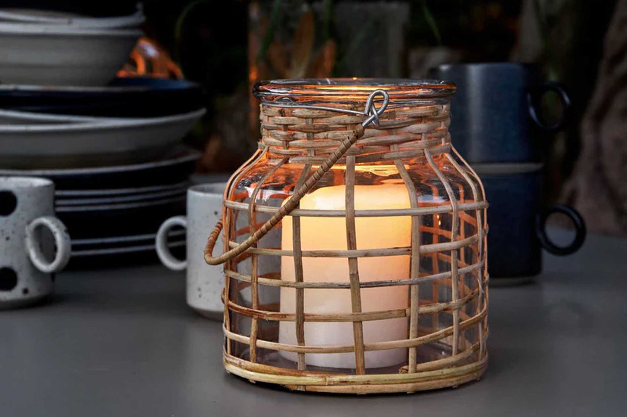 Nordalは、デンマークで1991年に設立されたファミリー経営のインテリアブランドで、北欧の機能美と東洋のスピリチュアルな美意識を融合させたユニークなスタイルで知られています。伝統的な北欧デザインのシンプルさをベースに、インドをはじめとする異国の文化や素材からインスピレーションを得た、温かみと個性にあふれるコレクションを展開しています。いずれも独自性のあるディテールと職人技が光るアイテムばかり。特に、アイアンやウッド、真鍮などを用いた無骨で温もりある質感が特徴で、ナチュラルかつエッジの効いた空間演出が可能です。「人とは違うものを選びたい」「個性的で洗練された暮らしを楽しみたい」といった感度の高いユーザーに選ばれており、注目を集めています。単なる装飾品ではなく、暮らしに深みをもたらすデザインを提案するブランド、それがNordalです。