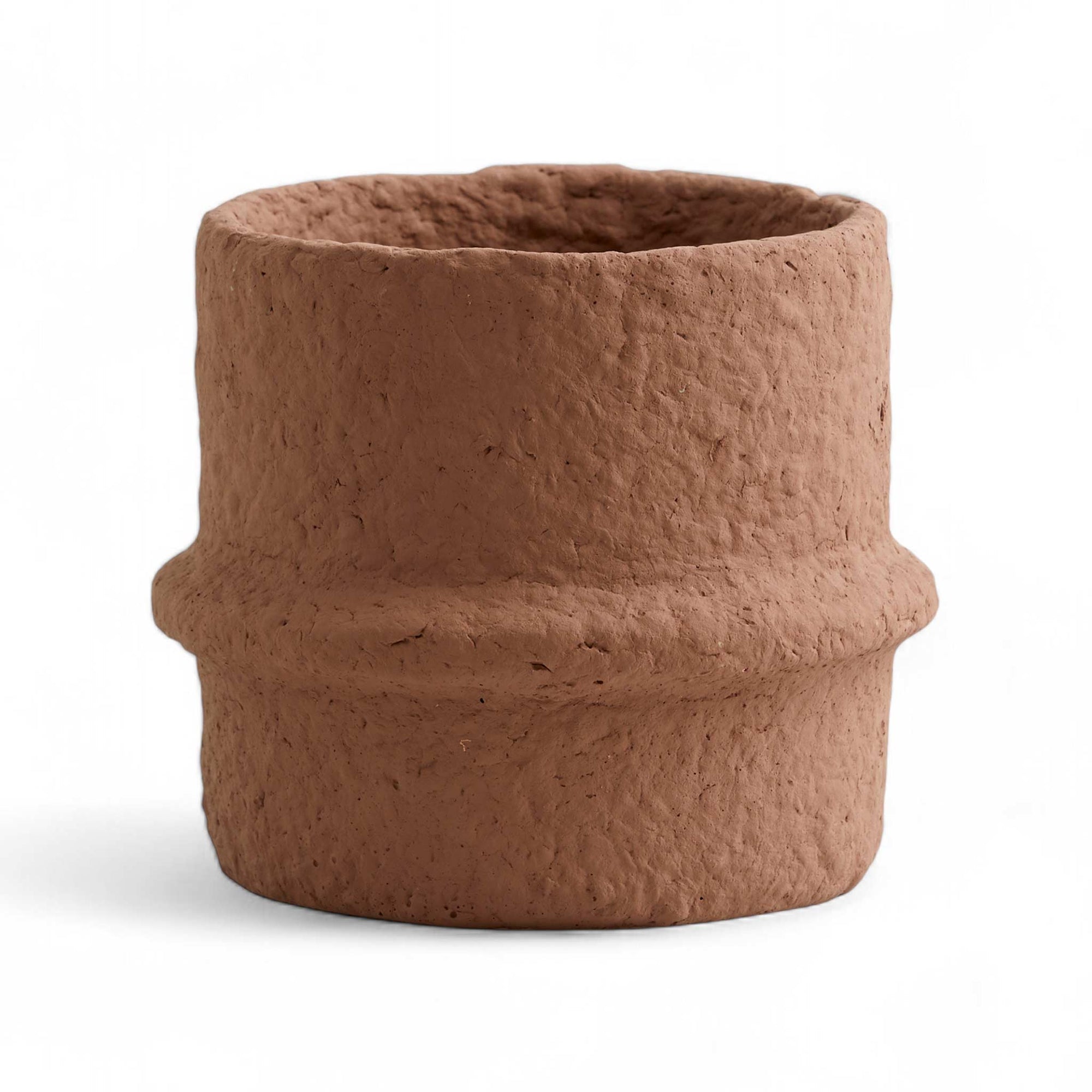 Nordalは、デンマークで1991年に設立されたファミリー経営のインテリアブランドで、北欧の機能美と東洋のスピリチュアルな美意識を融合させたユニークなスタイルで知られています。伝統的な北欧デザインのシンプルさをベースに、インドをはじめとする異国の文化や素材からインスピレーションを得た、温かみと個性にあふれるコレクションを展開しています。いずれも独自性のあるディテールと職人技が光るアイテムばかり。特に、アイアンやウッド、真鍮などを用いた無骨で温もりある質感が特徴で、ナチュラルかつエッジの効いた空間演出が可能です。「人とは違うものを選びたい」「個性的で洗練された暮らしを楽しみたい」といった感度の高いユーザーに選ばれており、注目を集めています。単なる装飾品ではなく、暮らしに深みをもたらすデザインを提案するブランド、それがNordalです。