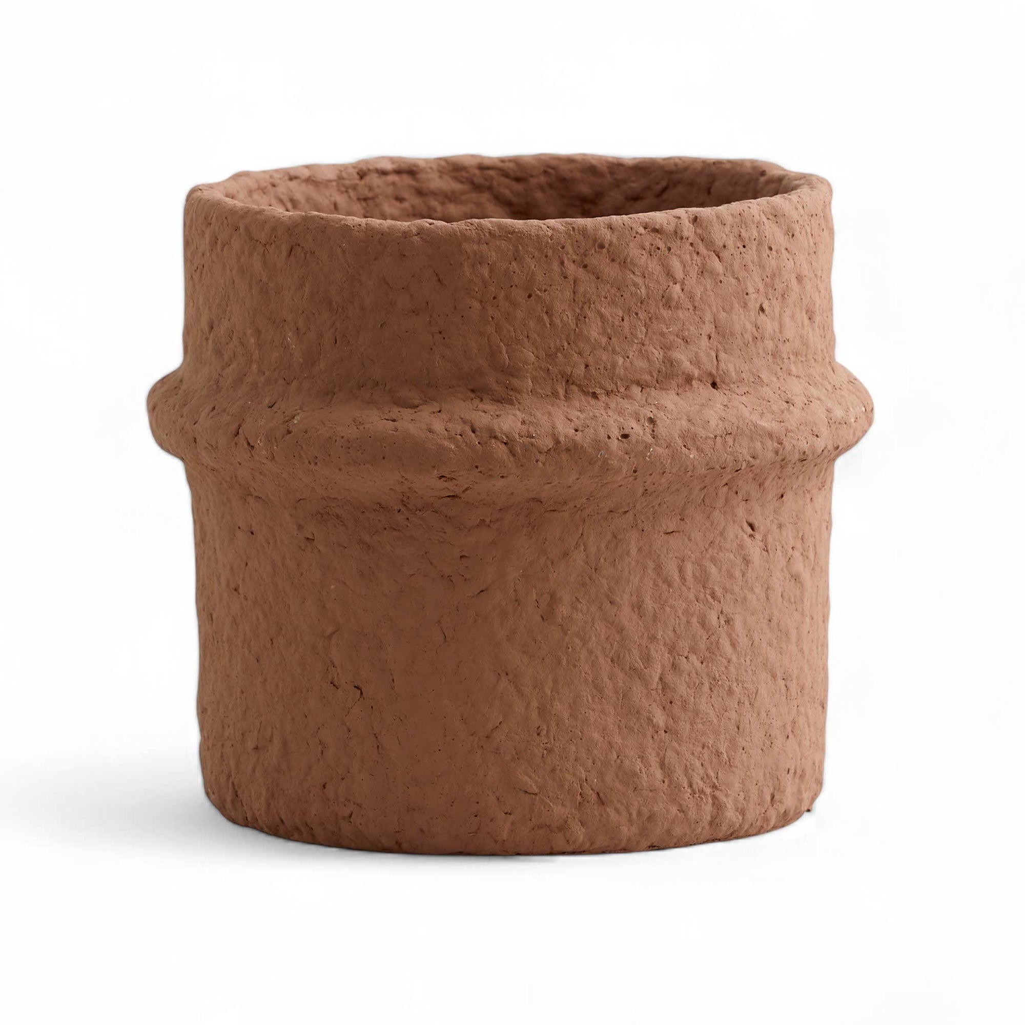 Nordalは、デンマークで1991年に設立されたファミリー経営のインテリアブランドで、北欧の機能美と東洋のスピリチュアルな美意識を融合させたユニークなスタイルで知られています。伝統的な北欧デザインのシンプルさをベースに、インドをはじめとする異国の文化や素材からインスピレーションを得た、温かみと個性にあふれるコレクションを展開しています。いずれも独自性のあるディテールと職人技が光るアイテムばかり。特に、アイアンやウッド、真鍮などを用いた無骨で温もりある質感が特徴で、ナチュラルかつエッジの効いた空間演出が可能です。「人とは違うものを選びたい」「個性的で洗練された暮らしを楽しみたい」といった感度の高いユーザーに選ばれており、注目を集めています。単なる装飾品ではなく、暮らしに深みをもたらすデザインを提案するブランド、それがNordalです。