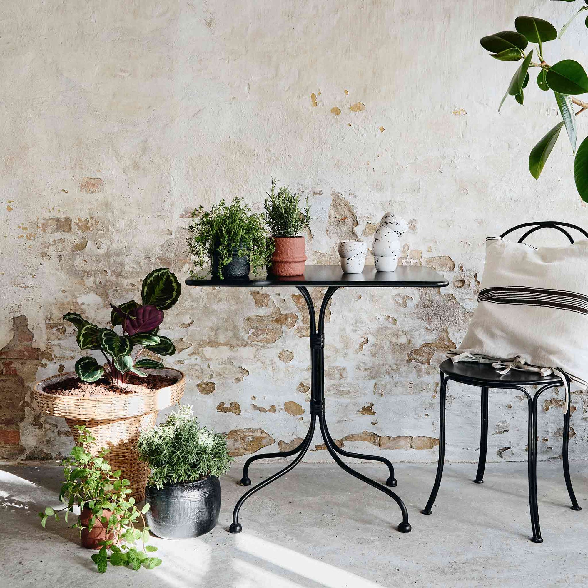 Nordalは、デンマークで1991年に設立されたファミリー経営のインテリアブランドで、北欧の機能美と東洋のスピリチュアルな美意識を融合させたユニークなスタイルで知られています。伝統的な北欧デザインのシンプルさをベースに、インドをはじめとする異国の文化や素材からインスピレーションを得た、温かみと個性にあふれるコレクションを展開しています。いずれも独自性のあるディテールと職人技が光るアイテムばかり。特に、アイアンやウッド、真鍮などを用いた無骨で温もりある質感が特徴で、ナチュラルかつエッジの効いた空間演出が可能です。「人とは違うものを選びたい」「個性的で洗練された暮らしを楽しみたい」といった感度の高いユーザーに選ばれており、注目を集めています。単なる装飾品ではなく、暮らしに深みをもたらすデザインを提案するブランド、それがNordalです。