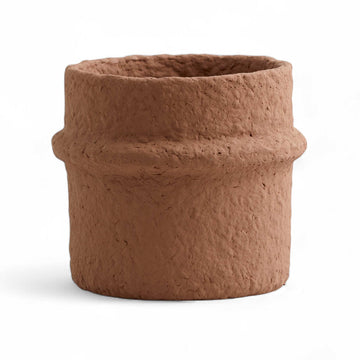 Nordalは、デンマークで1991年に設立されたファミリー経営のインテリアブランドで、北欧の機能美と東洋のスピリチュアルな美意識を融合させたユニークなスタイルで知られています。伝統的な北欧デザインのシンプルさをベースに、インドをはじめとする異国の文化や素材からインスピレーションを得た、温かみと個性にあふれるコレクションを展開しています。いずれも独自性のあるディテールと職人技が光るアイテムばかり。特に、アイアンやウッド、真鍮などを用いた無骨で温もりある質感が特徴で、ナチュラルかつエッジの効いた空間演出が可能です。「人とは違うものを選びたい」「個性的で洗練された暮らしを楽しみたい」といった感度の高いユーザーに選ばれており、注目を集めています。単なる装飾品ではなく、暮らしに深みをもたらすデザインを提案するブランド、それがNordalです。