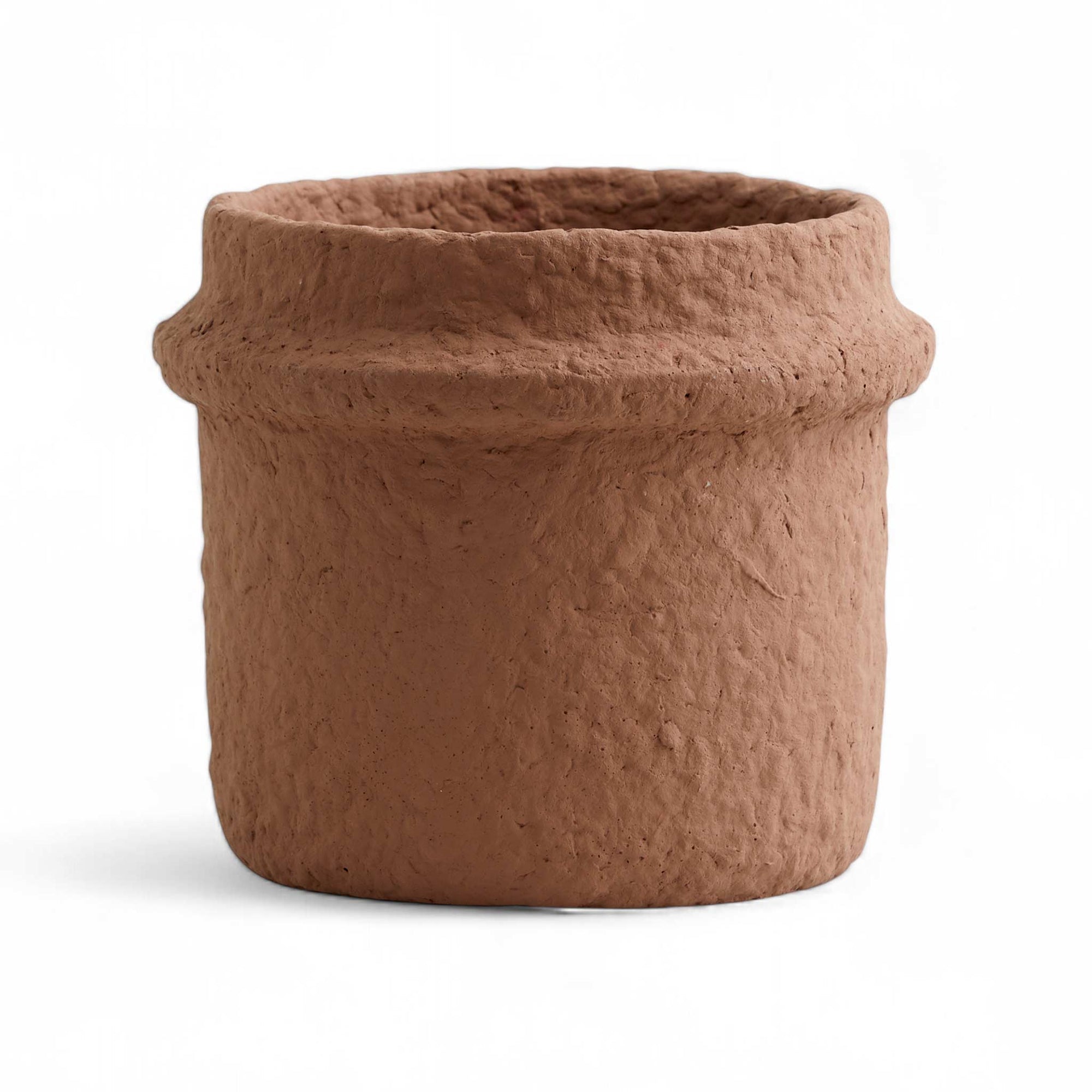 Nordalは、デンマークで1991年に設立されたファミリー経営のインテリアブランドで、北欧の機能美と東洋のスピリチュアルな美意識を融合させたユニークなスタイルで知られています。伝統的な北欧デザインのシンプルさをベースに、インドをはじめとする異国の文化や素材からインスピレーションを得た、温かみと個性にあふれるコレクションを展開しています。いずれも独自性のあるディテールと職人技が光るアイテムばかり。特に、アイアンやウッド、真鍮などを用いた無骨で温もりある質感が特徴で、ナチュラルかつエッジの効いた空間演出が可能です。「人とは違うものを選びたい」「個性的で洗練された暮らしを楽しみたい」といった感度の高いユーザーに選ばれており、注目を集めています。単なる装飾品ではなく、暮らしに深みをもたらすデザインを提案するブランド、それがNordalです。