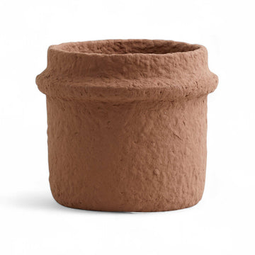 Nordalは、デンマークで1991年に設立されたファミリー経営のインテリアブランドで、北欧の機能美と東洋のスピリチュアルな美意識を融合させたユニークなスタイルで知られています。伝統的な北欧デザインのシンプルさをベースに、インドをはじめとする異国の文化や素材からインスピレーションを得た、温かみと個性にあふれるコレクションを展開しています。いずれも独自性のあるディテールと職人技が光るアイテムばかり。特に、アイアンやウッド、真鍮などを用いた無骨で温もりある質感が特徴で、ナチュラルかつエッジの効いた空間演出が可能です。「人とは違うものを選びたい」「個性的で洗練された暮らしを楽しみたい」といった感度の高いユーザーに選ばれており、注目を集めています。単なる装飾品ではなく、暮らしに深みをもたらすデザインを提案するブランド、それがNordalです。