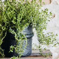 Nordalは、デンマークで1991年に設立されたファミリー経営のインテリアブランドで、北欧の機能美と東洋のスピリチュアルな美意識を融合させたユニークなスタイルで知られています。伝統的な北欧デザインのシンプルさをベースに、インドをはじめとする異国の文化や素材からインスピレーションを得た、温かみと個性にあふれるコレクションを展開しています。いずれも独自性のあるディテールと職人技が光るアイテムばかり。特に、アイアンやウッド、真鍮などを用いた無骨で温もりある質感が特徴で、ナチュラルかつエッジの効いた空間演出が可能です。「人とは違うものを選びたい」「個性的で洗練された暮らしを楽しみたい」といった感度の高いユーザーに選ばれており、注目を集めています。単なる装飾品ではなく、暮らしに深みをもたらすデザインを提案するブランド、それがNordalです。