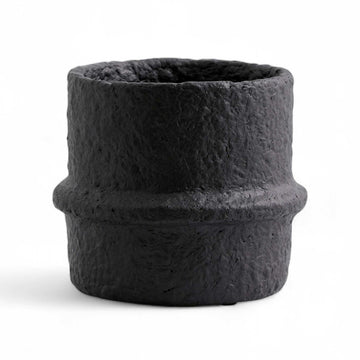 Nordalは、デンマークで1991年に設立されたファミリー経営のインテリアブランドで、北欧の機能美と東洋のスピリチュアルな美意識を融合させたユニークなスタイルで知られています。伝統的な北欧デザインのシンプルさをベースに、インドをはじめとする異国の文化や素材からインスピレーションを得た、温かみと個性にあふれるコレクションを展開しています。いずれも独自性のあるディテールと職人技が光るアイテムばかり。特に、アイアンやウッド、真鍮などを用いた無骨で温もりある質感が特徴で、ナチュラルかつエッジの効いた空間演出が可能です。「人とは違うものを選びたい」「個性的で洗練された暮らしを楽しみたい」といった感度の高いユーザーに選ばれており、注目を集めています。単なる装飾品ではなく、暮らしに深みをもたらすデザインを提案するブランド、それがNordalです。