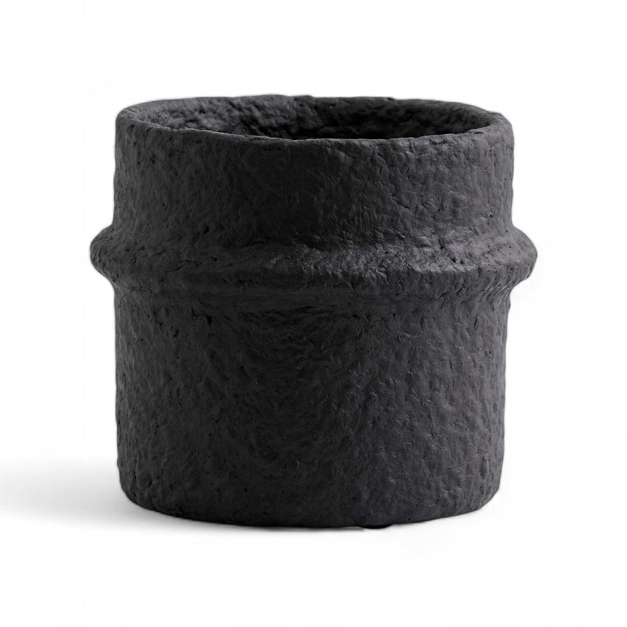 Nordalは、デンマークで1991年に設立されたファミリー経営のインテリアブランドで、北欧の機能美と東洋のスピリチュアルな美意識を融合させたユニークなスタイルで知られています。伝統的な北欧デザインのシンプルさをベースに、インドをはじめとする異国の文化や素材からインスピレーションを得た、温かみと個性にあふれるコレクションを展開しています。いずれも独自性のあるディテールと職人技が光るアイテムばかり。特に、アイアンやウッド、真鍮などを用いた無骨で温もりある質感が特徴で、ナチュラルかつエッジの効いた空間演出が可能です。「人とは違うものを選びたい」「個性的で洗練された暮らしを楽しみたい」といった感度の高いユーザーに選ばれており、注目を集めています。単なる装飾品ではなく、暮らしに深みをもたらすデザインを提案するブランド、それがNordalです。